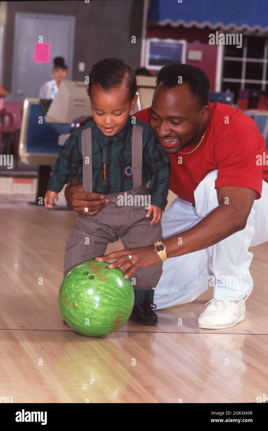 ©1992 Sport ricreativi: Bowling: Bowling per famiglie, divertimento per tutta la famiglia. MR EH-0196 to 203. Foto Stock