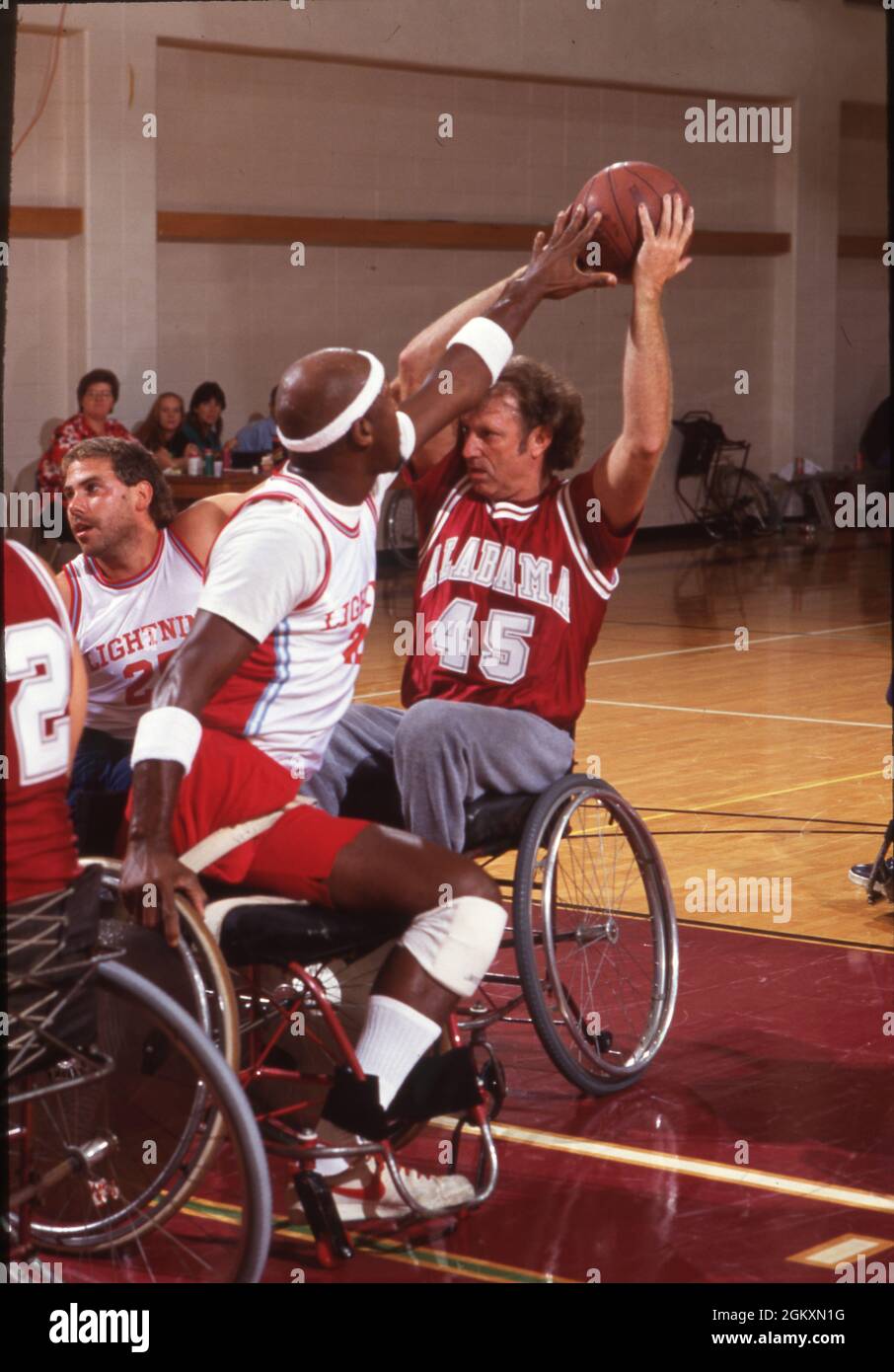 ©1993 Sport per disabili: Torneo di basket su sedia a rotelle a Pasadena, Texas Foto Stock