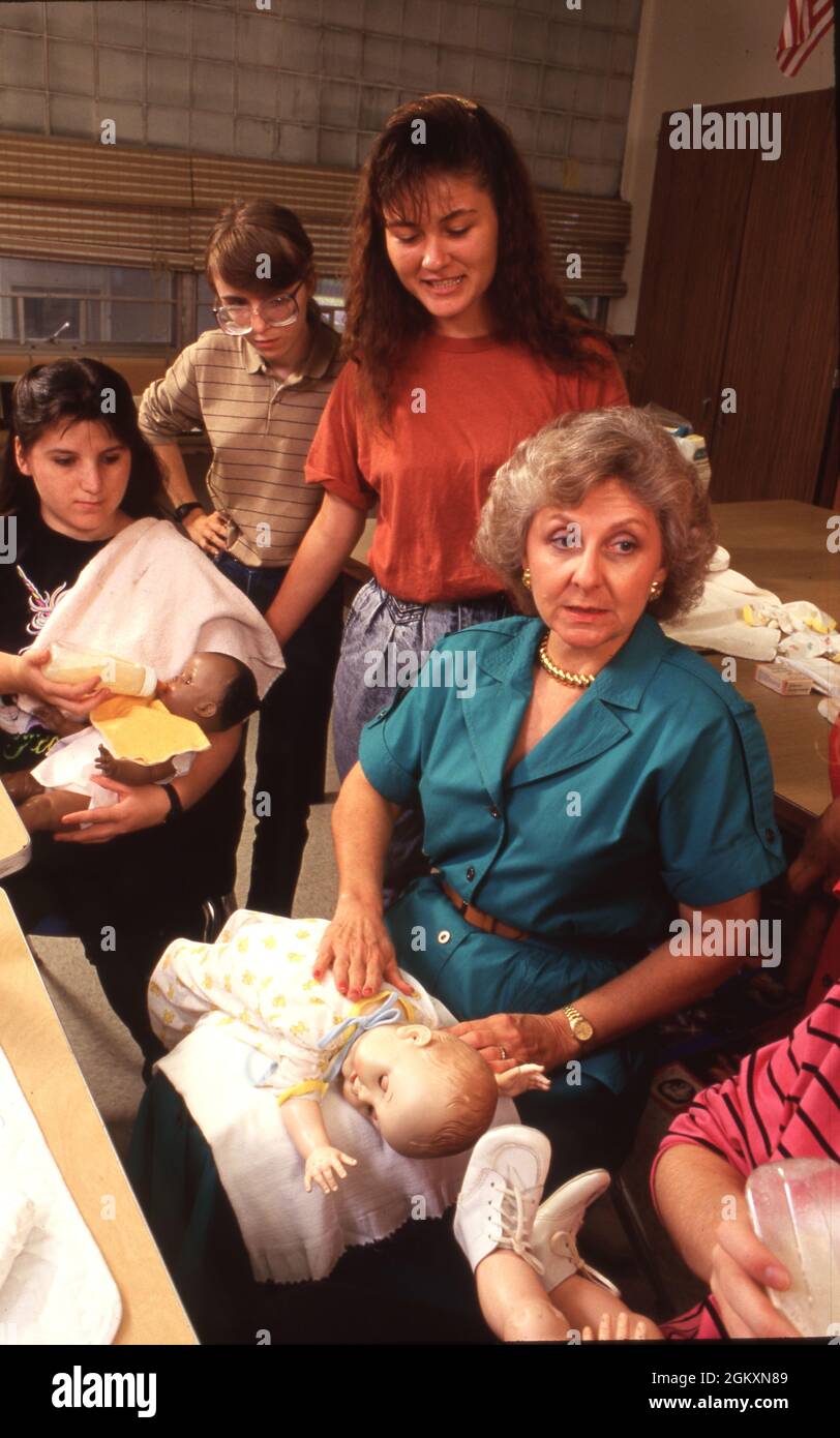 ©1993 Education: Scuola superiore di economia domestica insegnante ha lezione nel prendersi cura dei bambini. LA ONOREVOLE va bene Foto Stock