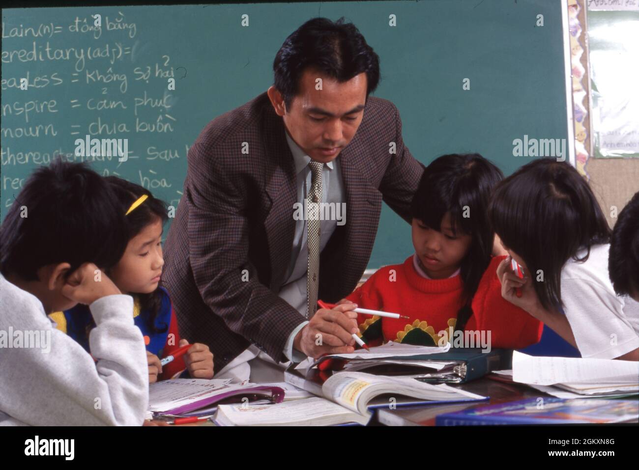 Austin Texas USA, 1995: Classe vietnamita ESL a Walnut Creek elementare insegnato da un insegnante vietnamita. MR EC-144-148 ©Bob Daemmrich Foto Stock