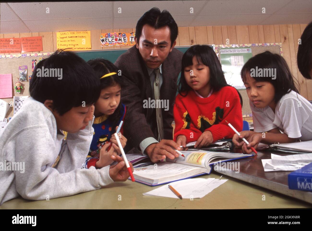 Austin Texas USA, 1995: Classe vietnamita ESL a Walnut Creek elementare insegnato da un insegnante vietnamita. MR EC-144-148 ©Bob Daemmrich Foto Stock