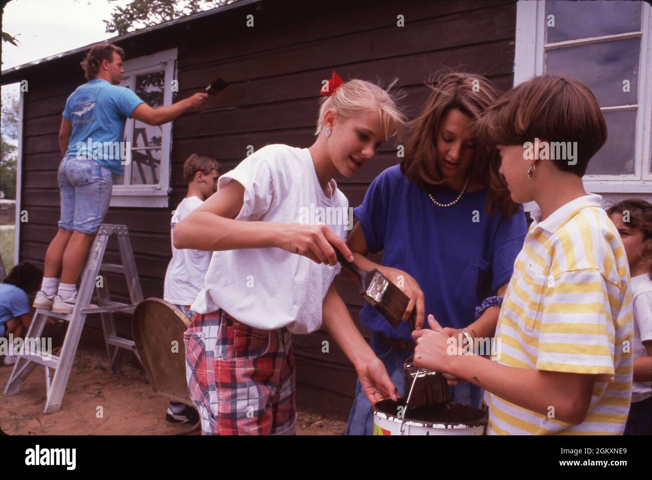 ©1990 Volontarii: Natale nel mese di aprile sforzo per ripulire le case a Midland, TX Foto Stock