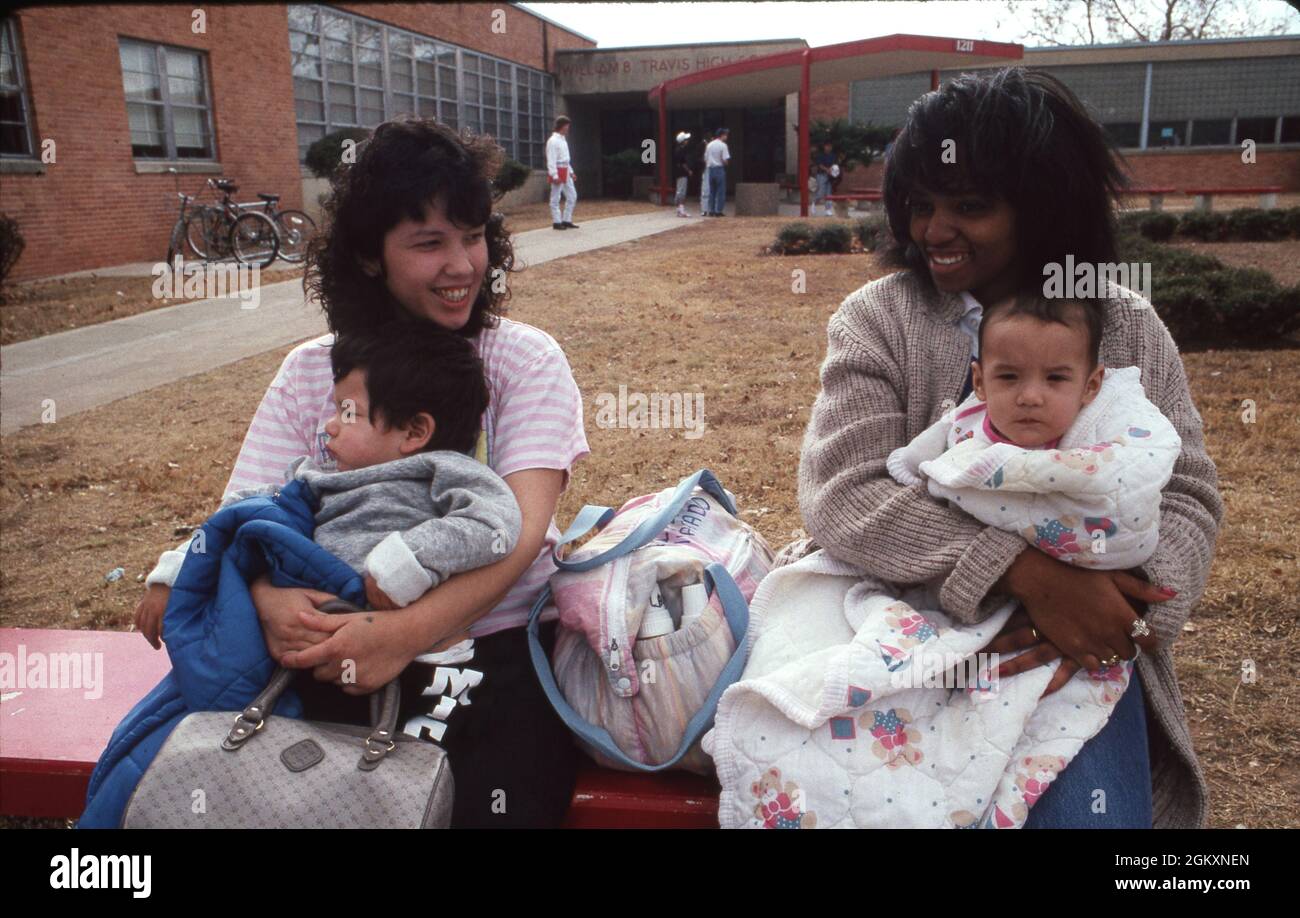 ©1989 Society: Madri adolescenti che frequentano la scuola superiore con i loro bambini in stoppa. Nessuna release Foto Stock