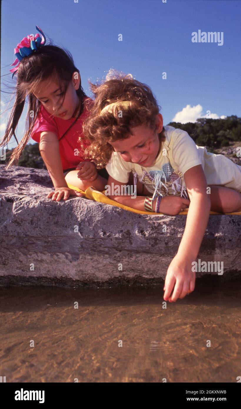 ©1989 Bambini: Ragazze ispaniche e anglo, 6 anni, guardando la natura. SIG. RE-176 Foto Stock