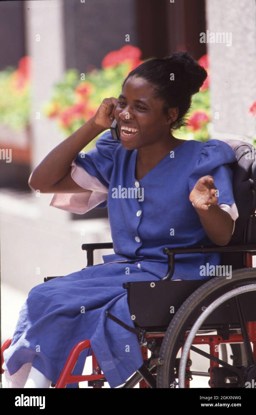 ©1993 handicap: Donna d'affari che usa il cellulare per comunicare con i clienti. ONOREVOLE EP-0448 Foto Stock