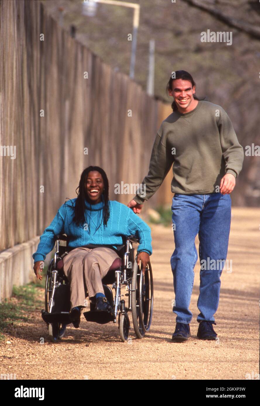 ©1994 handicap nigeriano donna e amico a Zilker Park, Austin, TX MR EI-0070 Foto Stock