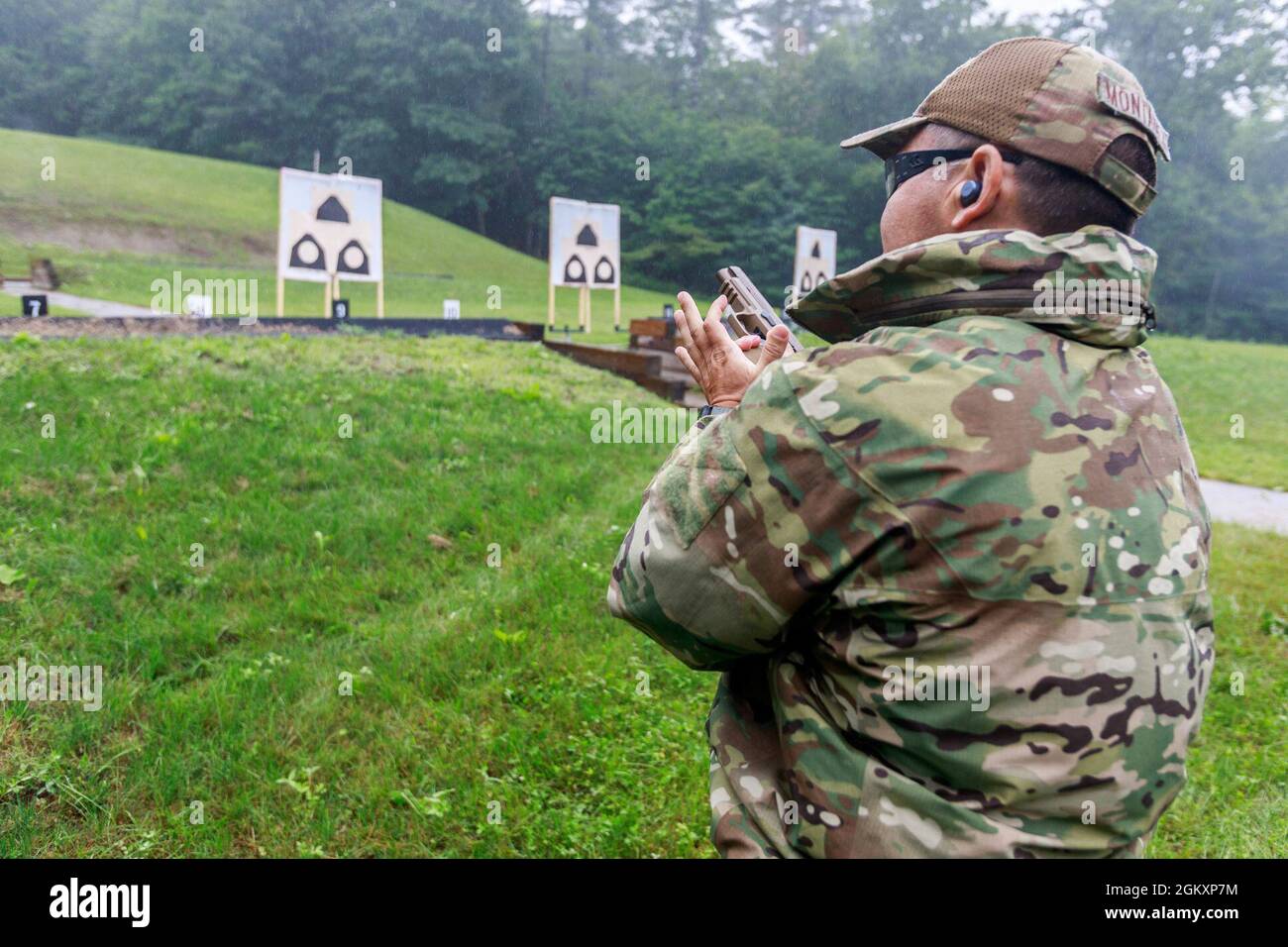 Il col. Ryan “MZ” Montanez, 7° Air Force, carica una pistola M17 durante una pratica di fuoco veloce a Camp Ethan Allen, Vermont come parte della selezione di squadra e l'evento di formazione per la Confederazione interalliata di ufficiali di riserva, il 20 luglio. Dieci membri del servizio della base militare e dell'aeronautica degli Stati Uniti si allenano in Vermont per preparare il CIOR MILCOMP, una competizione annuale tra la NATO e il partenariato per la Pace. Foto Stock