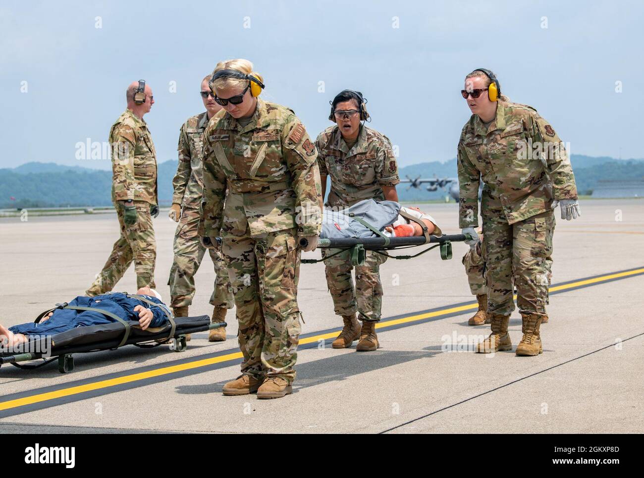 I membri della 130a Ala Airlift eseguono esercitazioni di evacuazione in campo aeronautico come parte dell'esercitazione congiunta di Sentry Storm della durata di una settimana, presso la base della Guardia Nazionale aerea McLaughlin di Charleston, West Virginia, 21 luglio 2021. Ospitata dalla Guardia Nazionale dell'aria del West Virginia, Sentry Storm si concentra sui concetti di Agile Combat Employment CE), consentendo ai partecipanti di affinare le competenze necessarie durante le operazioni del mondo reale, come gli aiuti alle catastrofi e le operazioni domestiche. (Virginia Occidentale A. Foto Stock