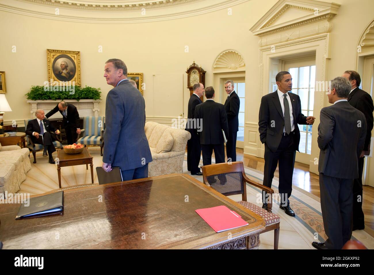 Il Presidente Obama parla con il Capo di Stato maggiore Rahm Emanuel e il Senior Advisor David Axelrod durante un incontro presso l'Ufficio ovale, prima del Congresso del Congresso del Congresso Afghanistan alla Casa Bianca, 6 ottobre 2009. (Foto ufficiale della Casa Bianca di Pete Souza) questa fotografia ufficiale della Casa Bianca è resa disponibile solo per la pubblicazione da parte delle organizzazioni di notizie e/o per uso personale la stampa dal soggetto(i) della fotografia. La fotografia non può essere manipolata in alcun modo e non può essere utilizzata in materiali commerciali o politici, pubblicità, e-mail, prodotti, promozioni che in alcun modo sutano Foto Stock