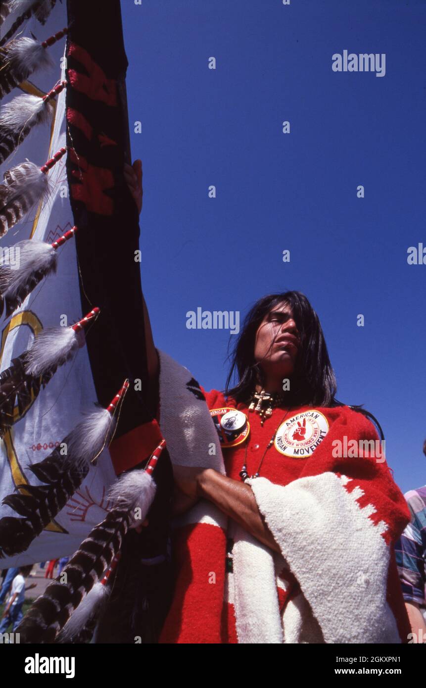 ©1992 proteste: Il movimento indiano americano (AIM) MIRA a un raduno in Texas contro la celebrazione di Columbus a Corpus Christi, Texas. Foto Stock