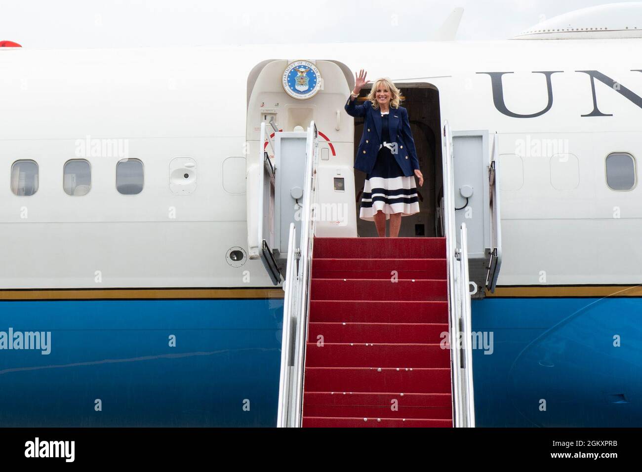 La First Lady Dr. Jill Biden visita la Joint base Elmendorf-Richardson, Alaska, 21 luglio 2021, durante una sosta di rifornimento. Il Dott. Biden stava viaggiando per le Olimpiadi estive di Tokyo del 2020. Foto Stock