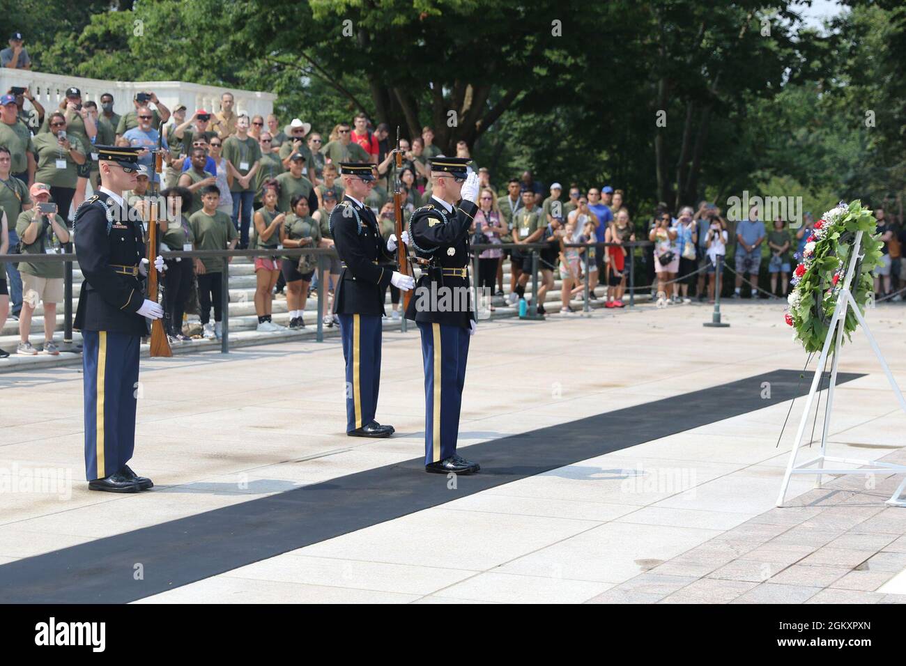 JROTC Cadets ha assistito a un cambio della cerimonia di guardia alla tomba del Milite Ignoto il 21 luglio. I cadetti hanno anche preso parte ad una cerimonia di posa della corona nel sito storico. Foto Stock