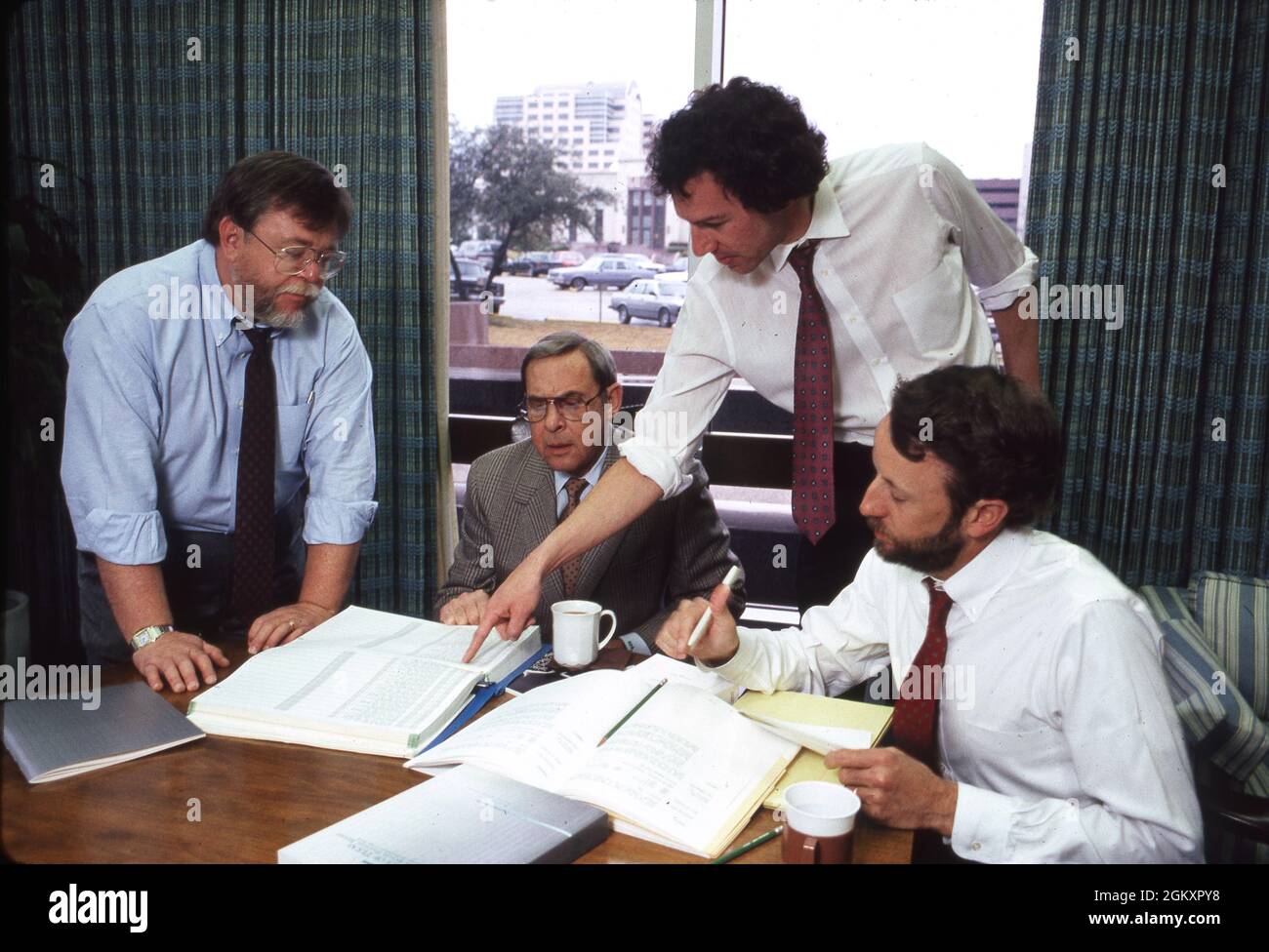 ©1988 Texas state Comptroller Bob Bullock (seduto a sinistra) con il suo staff nel suo ufficio al Campidoglio del Texas Foto Stock