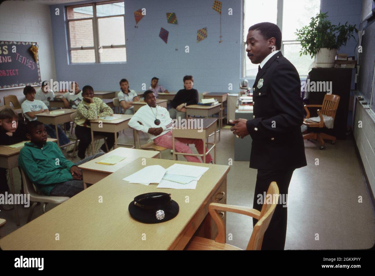 ©1989 Career Day al liceo junior di Columbus, Ohil con vigili del fuoco che parlano agli studenti. Foto Stock