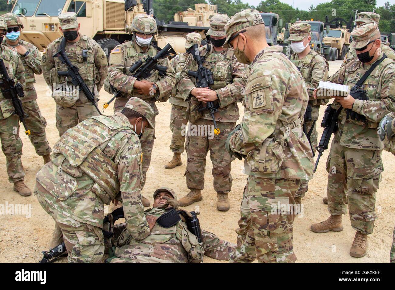 Grinston, il Sergente maggiore dell'esercito Michael A., esprime la sua preoccupazione per i controlli pre-combattimento e le ispezioni pre-combattimento ai soldati dalla 645th Inland Cargo Transit Company, 79th Theatre Command Luglio 21, a Fort McCoy, Wis. Grinston ha chiesto ai soldati circa la cura della vittima di combattimento durante l'addestramento delle operazioni del convoglio. Foto Stock