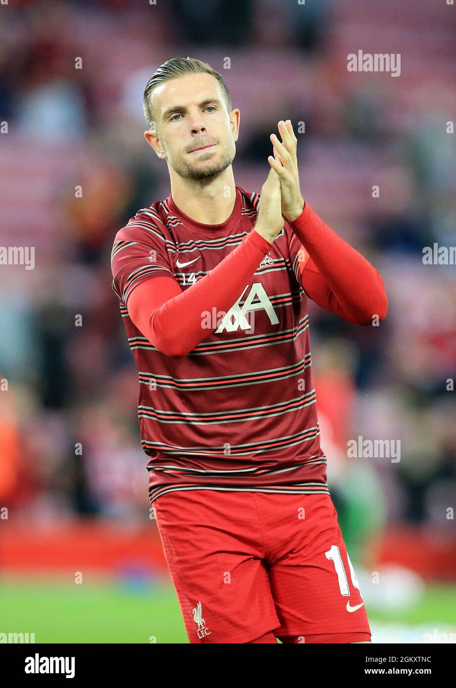 Anfield, Liverpool, Regno Unito. 15 settembre 2021. UEFA Champions League Football, Liverpool contro AC Milan; Jordan Henderson of Liverpool applaude i sostenitori del Sir Kenny Dalglish Stand Credit: Action Plus Sports/Alamy Live News Foto Stock