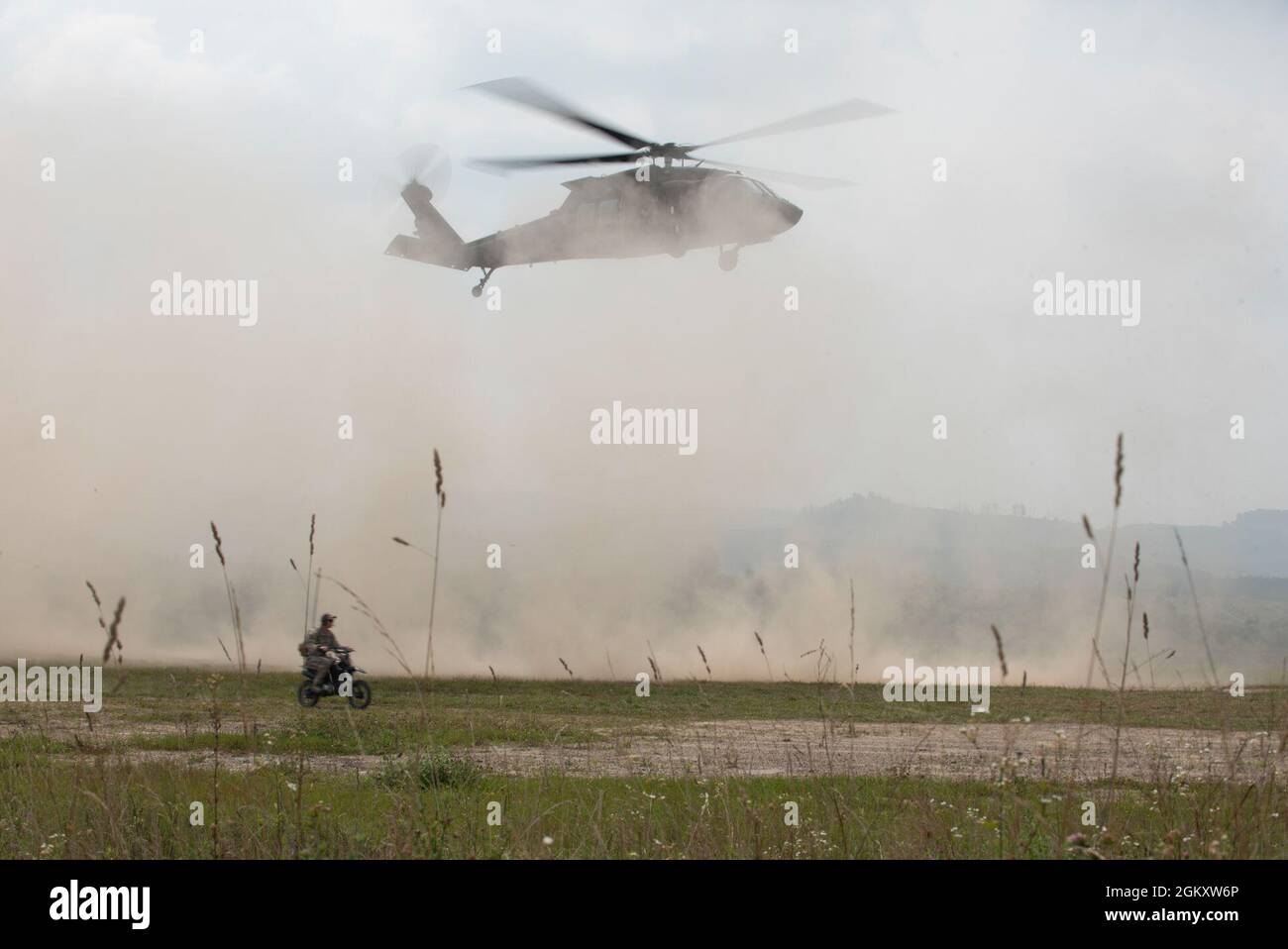 Un elicottero UH-60 Black Hawk arriva con illustri visitatori durante Sentry Storm 2021, 21 luglio 2021, a Camp Branch, nella contea di Logan, Virginia occidentale. Foto Stock