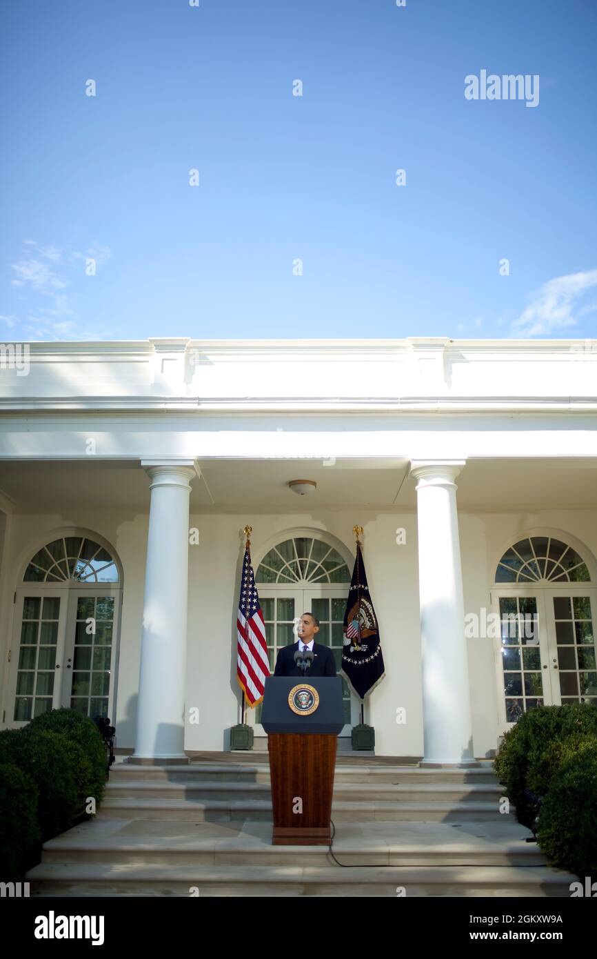 Il Presidente Barack Obama fa una dichiarazione sul Premio Nobel per la Pace 2009 nel Giardino delle Rose della Casa Bianca, 9 ottobre 2009. (Foto ufficiale della Casa Bianca di Samantha Appleton) questa fotografia ufficiale della Casa Bianca è resa disponibile solo per la pubblicazione da parte delle organizzazioni di notizie e/o per uso personale per la stampa da parte del soggetto(i) della fotografia. La fotografia non può essere manipolata in alcun modo e non può essere utilizzata in materiali commerciali o politici, pubblicità, e-mail, prodotti, promozioni che in alcun modo suggeriscono l'approvazione o l'approvazione del presidente, della prima famiglia, o del bianco Foto Stock