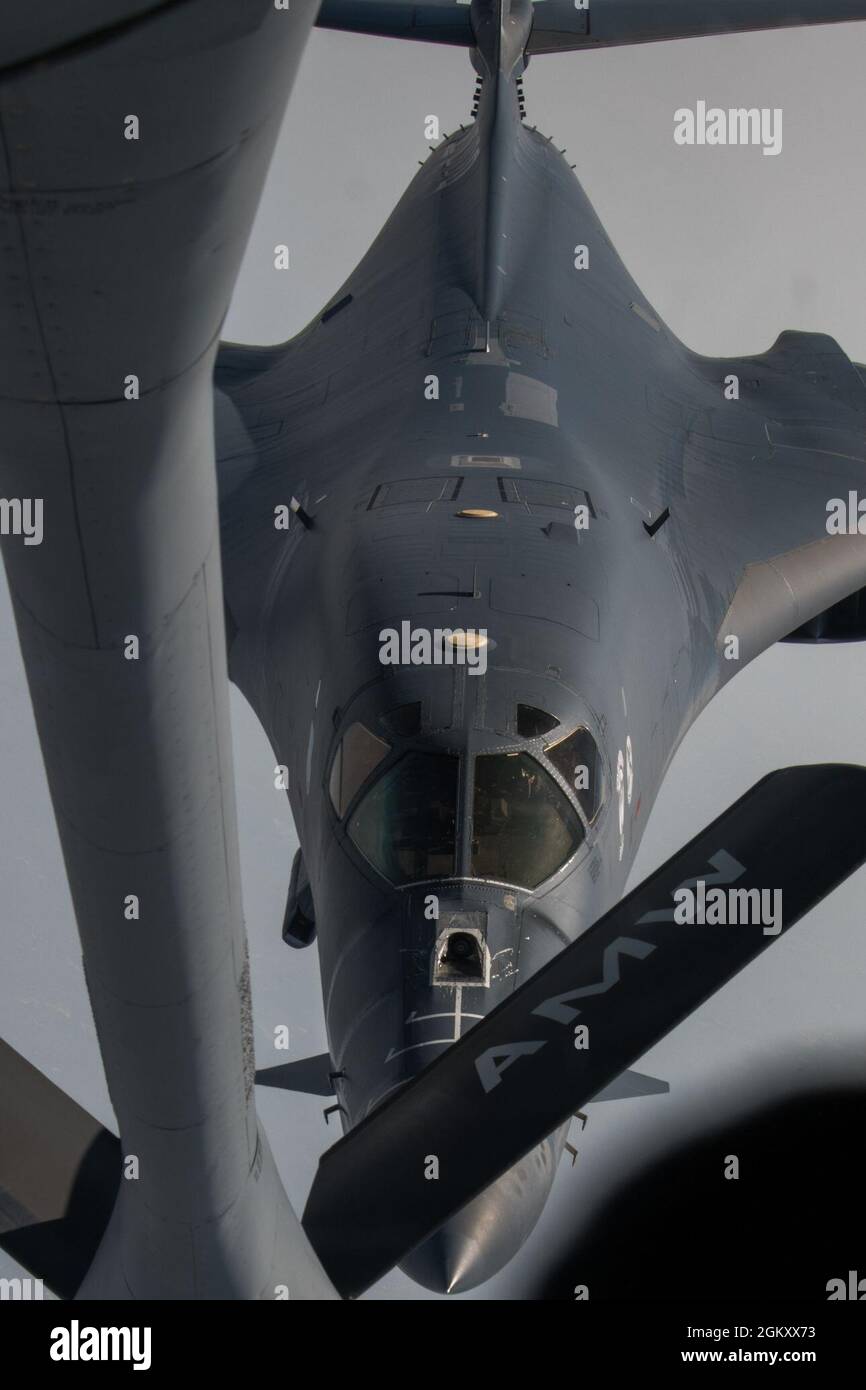 Un B-1B Lancer assegnato alla 34a Bomb Wing si avvicina a un KC-135 Stratotanker per il rifornimento d'aria durante l'esercizio Combat Raider 21, 22 luglio 2021. Lo scopo di Combat Raider è quello di testare la coesione e il coordinamento tra più aerei che volano all'interno di un'ampia area di combattimento simulata per completare uno scenario di tempo di guerra simulato. Foto Stock