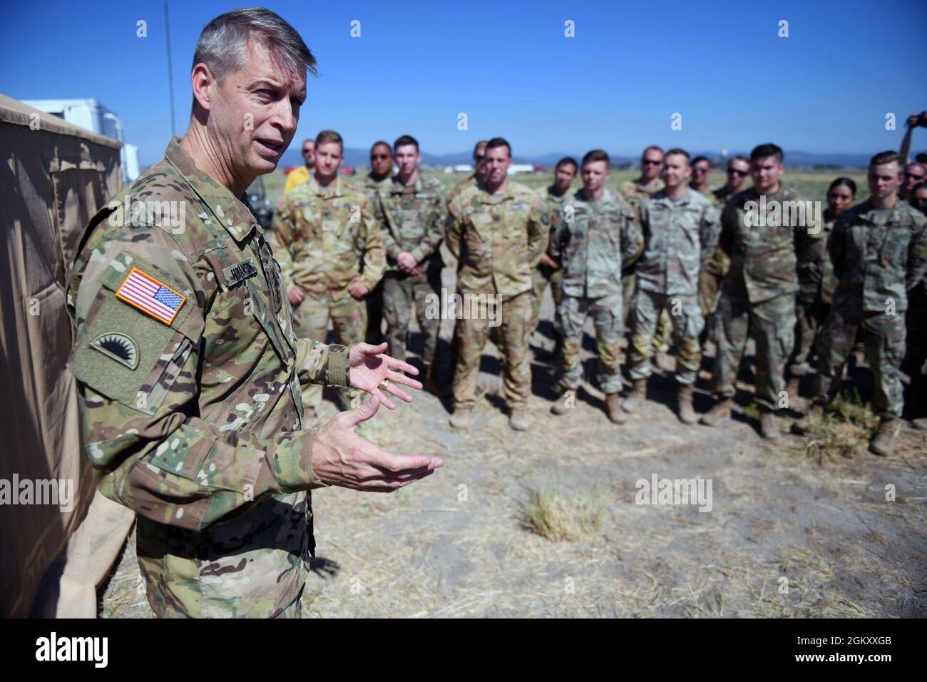 Daniel Hokanson, capo della Guardia Nazionale, ringrazia i membri della Guardia Nazionale per il loro costante sostegno alle agenzie locali, statali e federali che combattono il fuoco di Bootleg, Lakeview, Oregon, 22 luglio 2021. Foto Stock