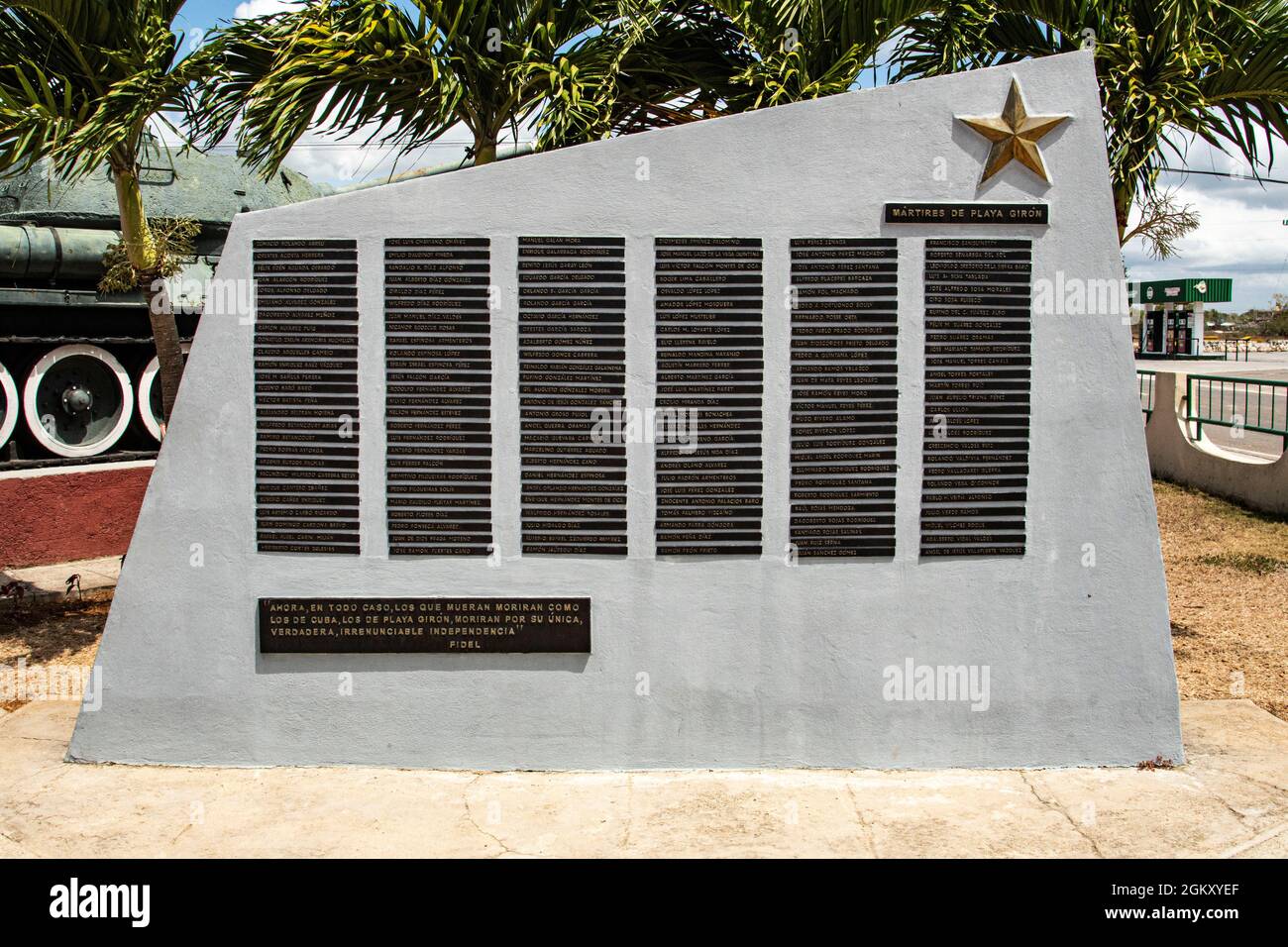 Nomi dei soldati della Rivoluzione fuori da un museo a Giron, Cuba con una citazione dal leader Fidel Castro. Foto Stock