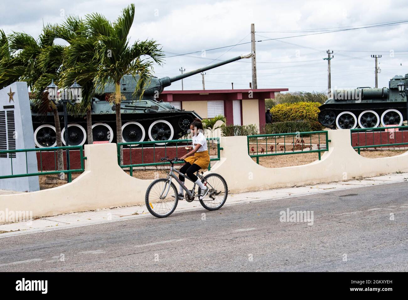 La giovane ragazza corre in bicicletta attraverso una strada vicino Trinidad, Cuba. Foto Stock