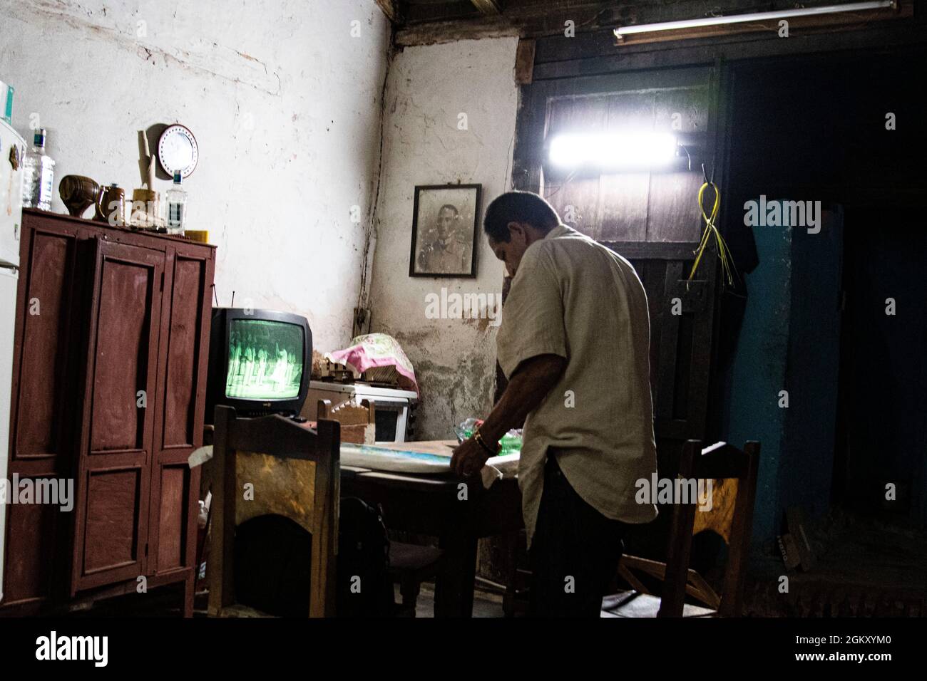 L'uomo si alza e lavora intorno alla sua casa a l'Avana, Cuba. Foto Stock