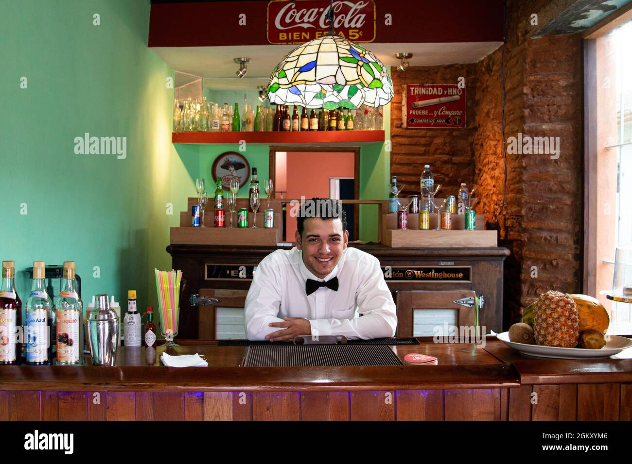 Barista sorridente alla macchina fotografica al ristorante a Trinidad, Cuba. Foto Stock