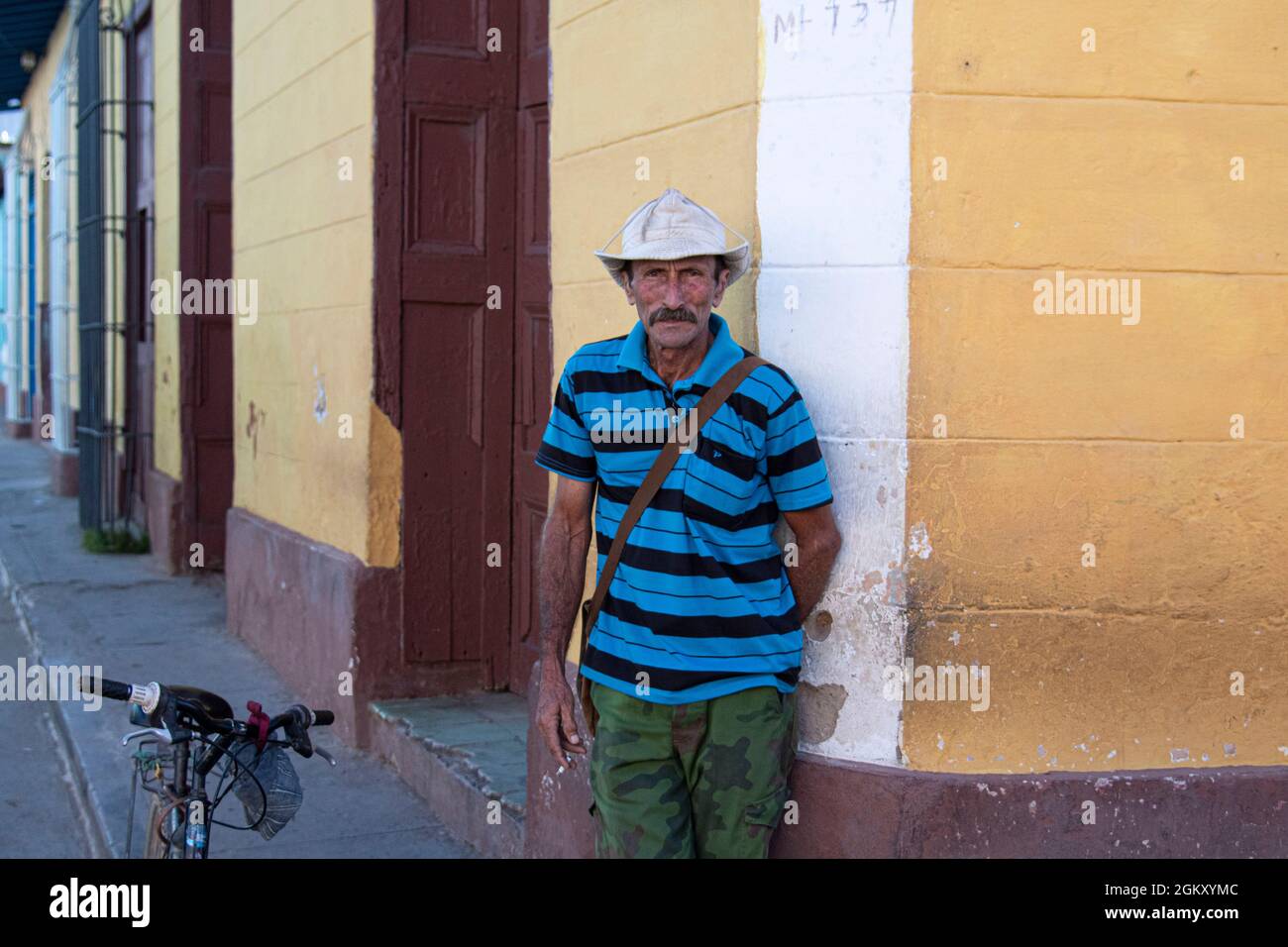 Uomo in piedi su un angolo di strada scena a Trinidad, Cuba Foto Stock