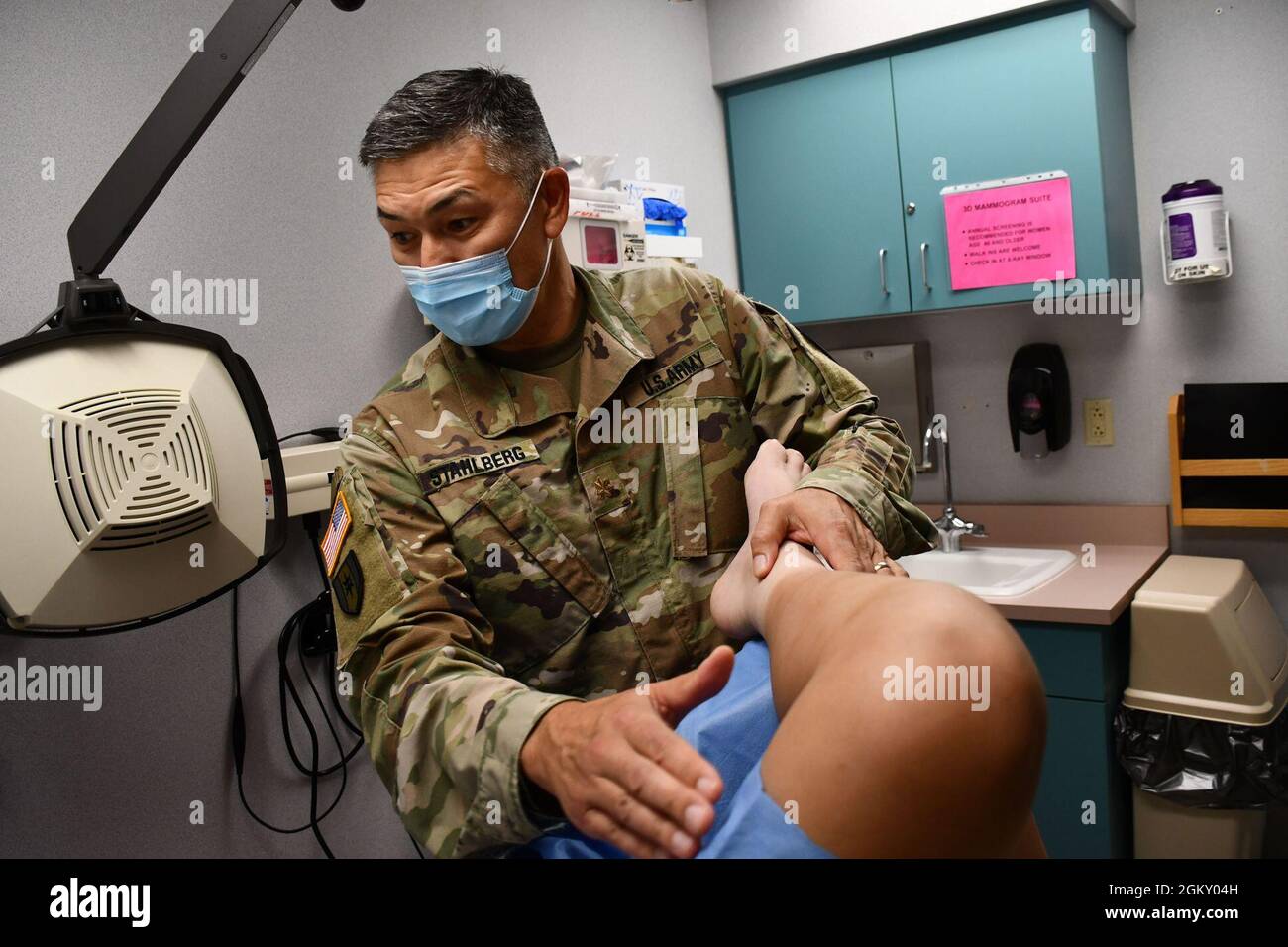 Bill Stahlberg, assistente medico con l'unità di supporto medico 7214 e un Mt. Vernon, residente Washington, conduce un fisico sportivo alla riserva indiana di Fort Belknap. La 7214esima MSU stava conducendo una formazione di preparazione innovativa a supporto di Operation Walking Shield, un programma che raggruppa le agenzie federali con i gruppi indiani d'America per contribuire a migliorare le condizioni di vita sulle riserve indiane americane. Innovative Readiness Training è un'opportunità che fornisce formazione al nostro personale militare per garantire la disponibilità alla distribuzione e rispondere alle esigenze all'interno dell'America" Foto Stock