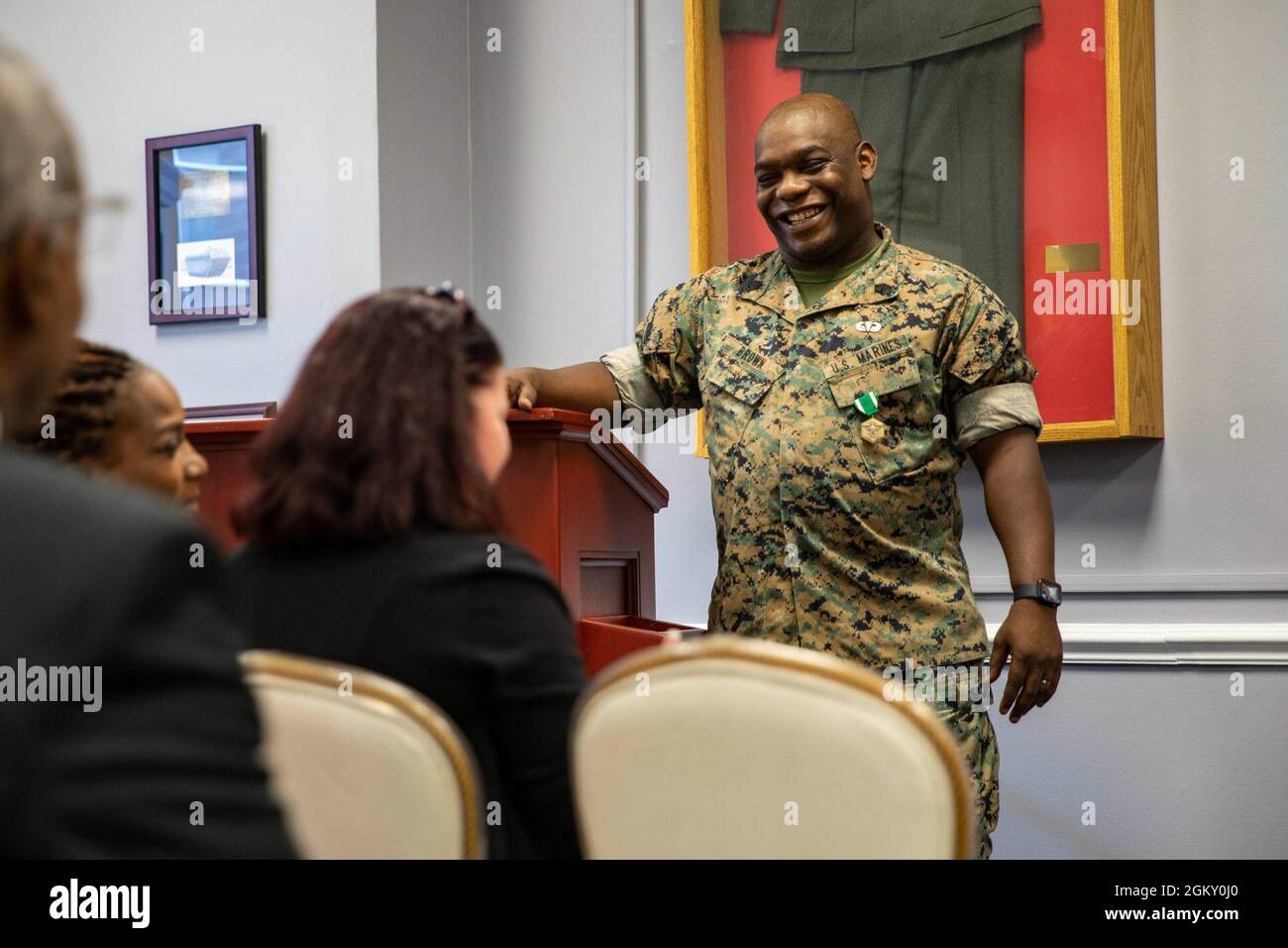 Gunnery Sgt. Anthony Brown, nativo di Houston e ex capo della mobilità della 22a Marine Expeditionary Unit, ha tenuto un discorso durante la sua cerimonia di pensionamento a bordo del Marine Corps base Camp Lejeune, 22 luglio 2021. Brown si ritirò dopo 20 anni di attività onorabile. Foto Stock
