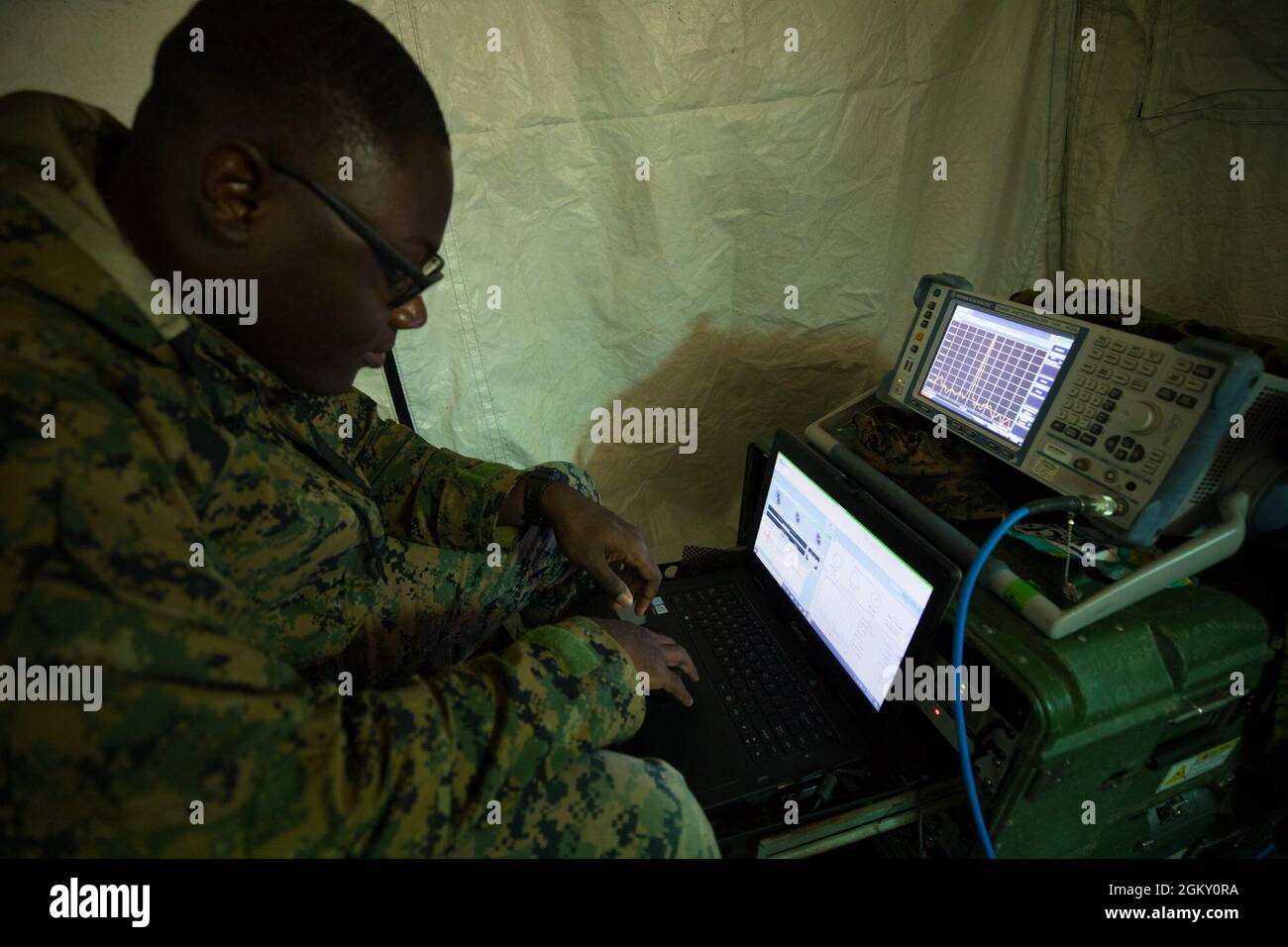 CPL del corpo marino degli Stati Uniti. Elijah loving, un riparatore radio con Air Defense Company Alpha, Marine Air Control Squadron (MACS) 4, gestisce un terminale di apertura molto piccolo alla base dell'aeronautica Andersen, Guam, 21 luglio 2021. Marines con MACS-4 fornisce sorveglianza, comando e controllo dello spazio aereo in tempo reale, coordinando al contempo le azioni di difesa missilistica e aerea a sostegno del corpo marino degli Stati Uniti, della Marina e degli aerei dell'aeronautica durante l'esercitazione Pacific Iron 2021. Pacific Iron 2021 si concentra sul dispiegamento, sul funzionamento e sul sostegno delle forze provenienti da basi più piccole e disperse nella regione Indo-Pacific. Foto Stock