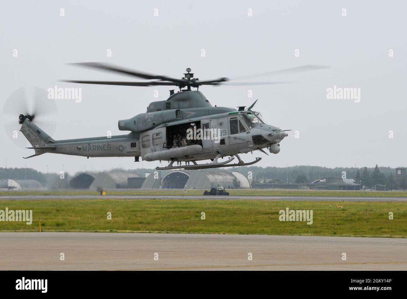 210723-N-GR586-1066 MISAWA, Giappone (23 luglio 2021) – una UH-1Y Venom, assegnata ai “Vipers” della Marine Light Attack Helicopter Squadron (HMLA) 169, lancia presso la Naval Air Facility (NAF) Misawa. HMLA-169 è stato al NAF Misawa per condurre gli esercizi di addestramento del rotore di inclinazione/ala rotante (TR-RW) ed ora sta ritornando a Okinawa. Foto Stock