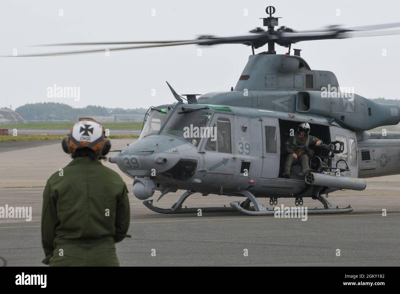 210723-N-GR586-1034 MISAWA, Giappone (23 luglio 2021) – un veleno UH-1Y, assegnato ai "Vipers" di Marine Light Attack Helicopter Squadron (HMLA) 169, si prepara al lancio presso Naval Air Facility (NAF) Misawa. HMLA-169 è stato al NAF Misawa per condurre gli esercizi di addestramento del rotore di inclinazione/ala rotante (TR-RW) ed ora sta ritornando a Okinawa. Foto Stock