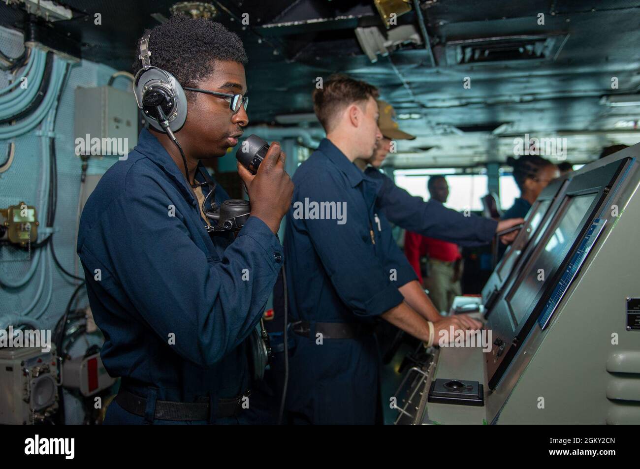 210723-N-PA358-1043 OCEANO ATLANTICO (23 luglio 2021) Seaman Jules Wartes, di Snellville, Georgia, utilizza un telefono a potenza sonora per comunicare nella casa pilota a bordo della portaerei di classe Nimitz USS Harry S. Truman (CVN 75). Truman sta conducendo corsi di preparazione per le operazioni future nell'Oceano Atlantico. Foto Stock
