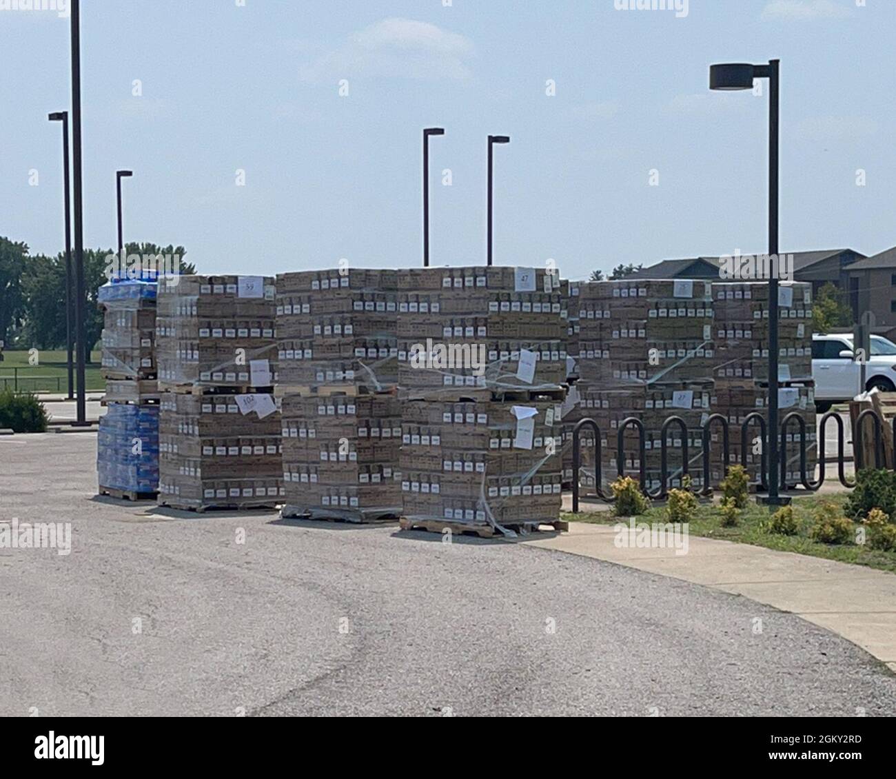 I soldati di Fort Campbell aiutano a scaricare 400,000 K-Cups in scena alla Liberty Chapel qui il 23 luglio. Foto Stock