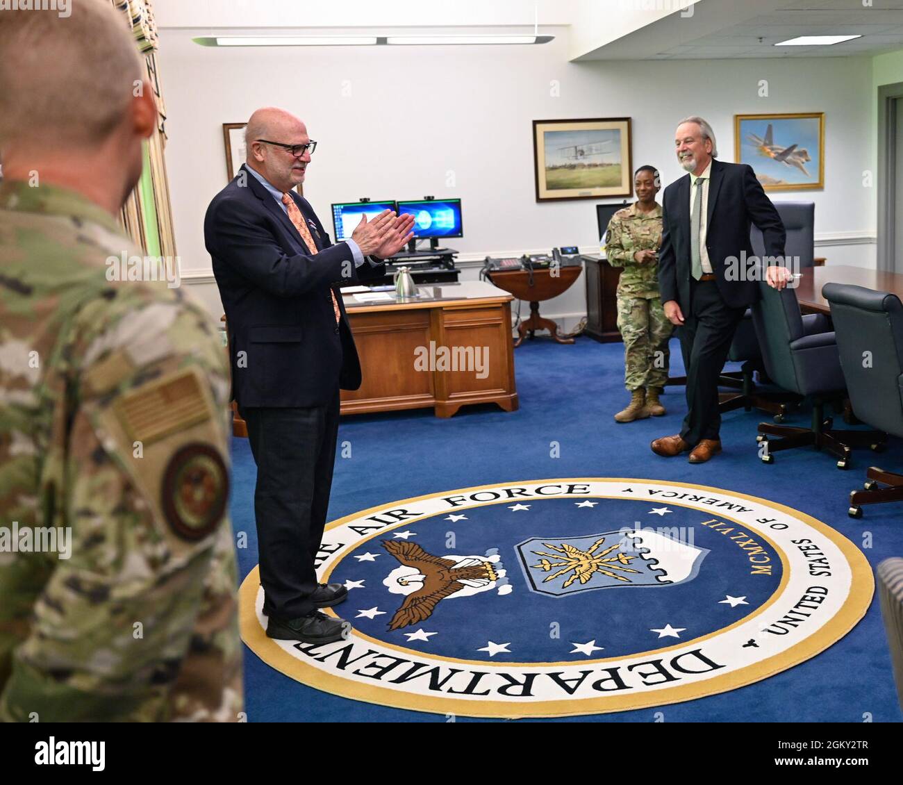 Il segretario dell'Aeronautica militare John P. Roth consegna le sue osservazioni dopo che gli è stato assegnato la medaglia del Dipartimento della Difesa per il servizio pubblico distinto al Pentagono, Arlington, Va., 23 luglio 2021. Roth ha servito 47 anni in servizio di governo. Foto Stock