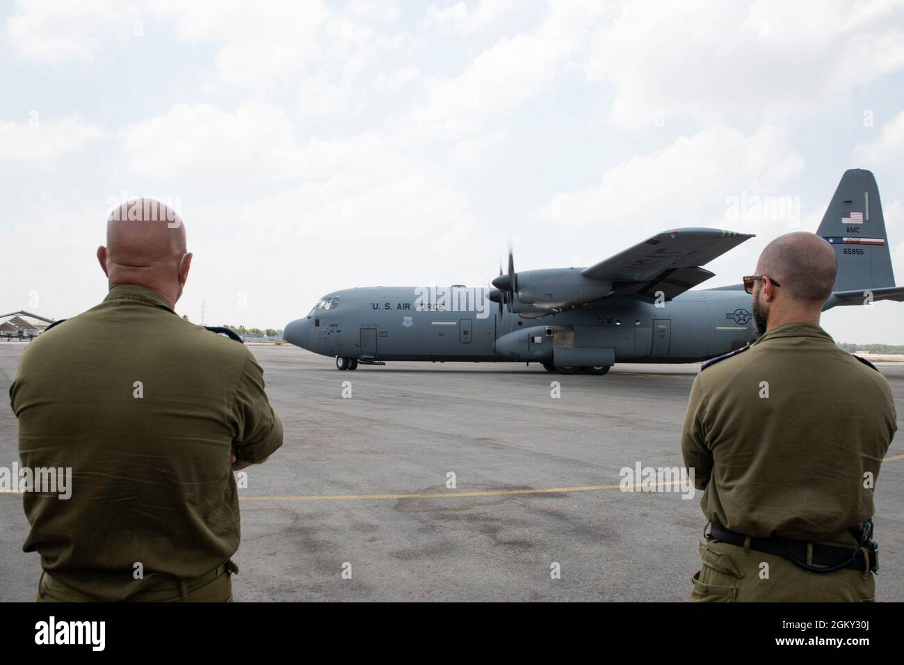 Un aereo della forza aerea statunitense C-130J Super Hercules che trasporta i partecipanti di Juniper Falcon 2021-2 arriva in Israele, 23 luglio 2021. La pianificazione per il JF-21-2 è iniziata nel 2020, e mentre il JF21-2 è guidato dalle dinamiche globali in Medio Oriente, non è in risposta a recenti sviluppi o a specifici eventi del mondo reale. Foto Stock