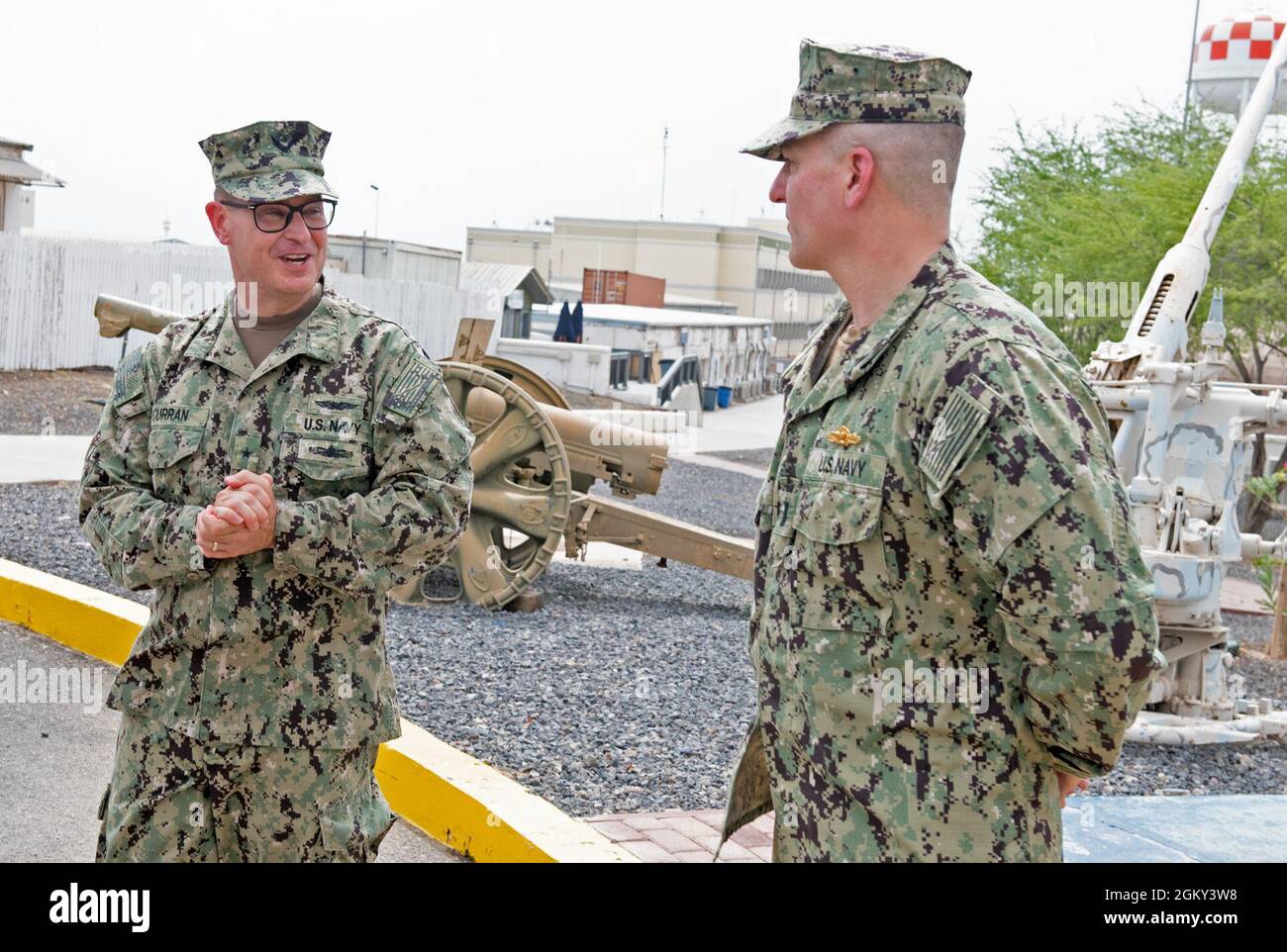 CAMP LEMONNIER, Gibuti (24 luglio 2021) U.S. Navy posteriore ADM. Michael Curran, approvvigionamento di flotta, logistica e Ordnance, forze navali degli Stati Uniti Europa/Africa/Sesta flotta, premia Lt.O.g. Webster McClure, da Stafford, Va., la Marina Expeditionary Supply Corps Officer Warfare pin, 24 luglio 2021. Camp Lemonnier è un'installazione operativa che consente alle forze degli Stati Uniti, alleate e partner di essere dove e quando sono necessarie per garantire la sicurezza in Europa, Africa e Sud-Ovest asiatico. Foto Stock