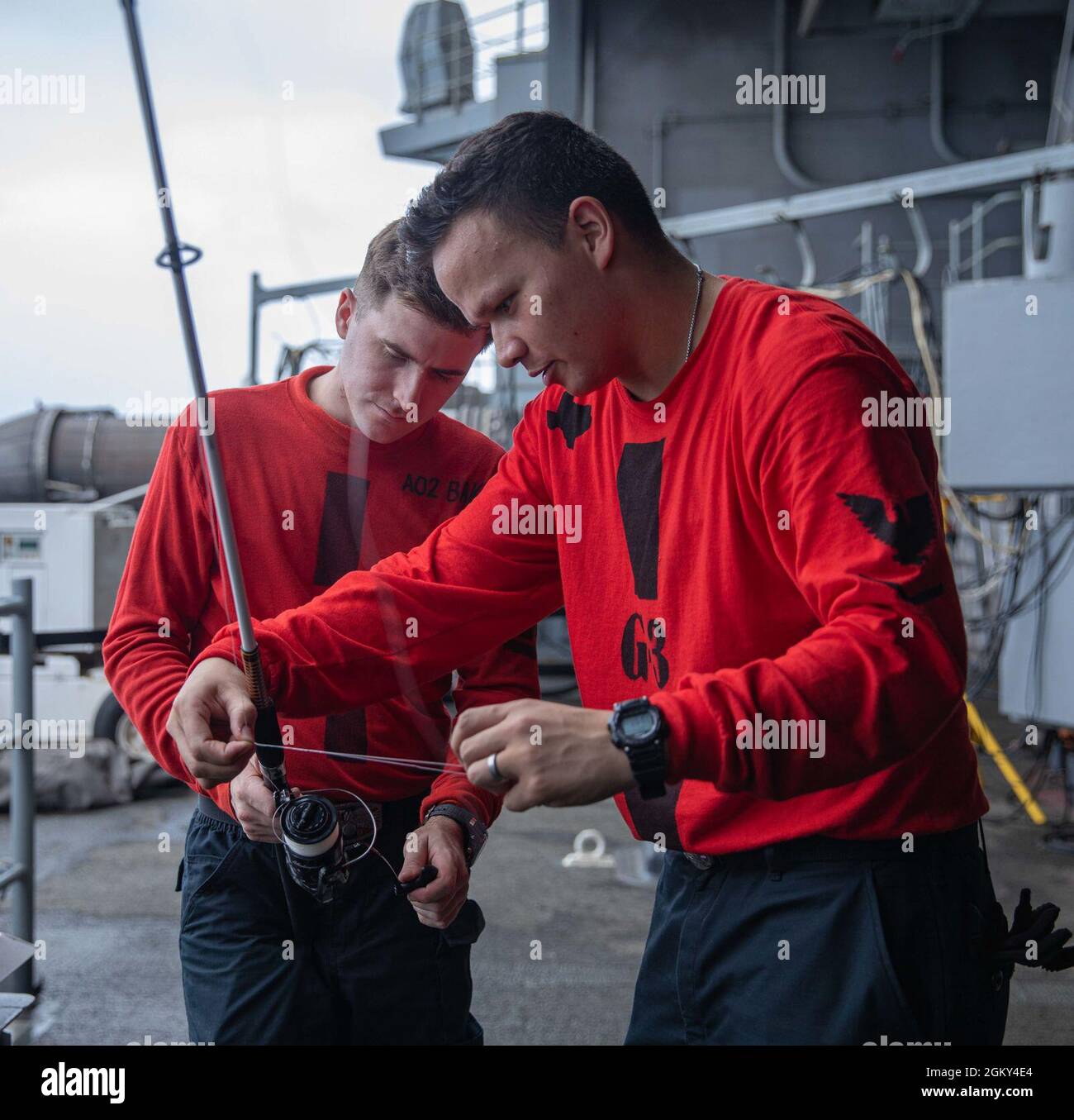 210724-N-NY362-1055 ARABIAN SEA (24 luglio 2021) – Aviation Ordnanceman 2nd Class Tyler Baker, a sinistra, E Aviation Ordnanceman terza classe James Johnston si preparano a pescare dalla fantastica portaerei USS Ronald Reagan (CVN 76) durante un evento sponsorizzato dal team morale del benessere e della ricreazione nel Mare Arabico, luglio 24. Ronald Reagan è il fiore all'occhiello del Carrier Strike Group 5 ed è schierato nella 5th Fleet degli Stati Uniti di operazioni a sostegno delle operazioni navali per garantire la stabilità e la sicurezza marittima nella regione centrale, collegando il Mediterraneo e il Pacifico attraverso la svezzatrice Foto Stock