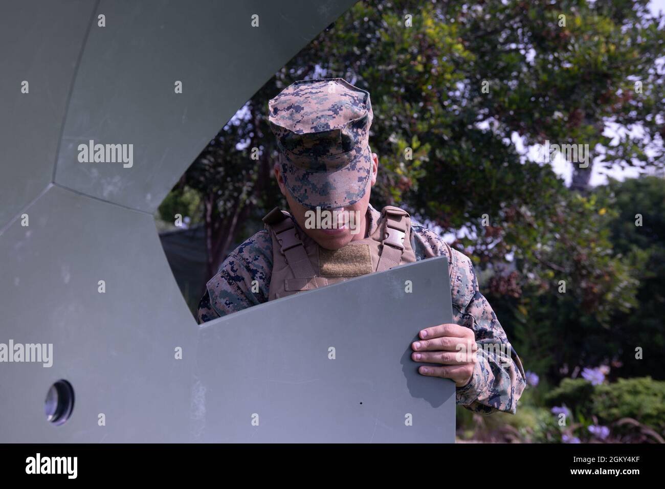 Lance CPL. Luis Pitney, un operatore di trasmissione con Marine Wing Communications Squadron 48, Marine Wing Communications Squadron 48, 4th Marine Aircraft Wing, istituisce un sistema molto piccolo aperture Terminal durante l'esercizio anfibio integrato della Guardia Costiera a Coast Guard Sector San Diego il 25 2021 luglio. Durante questo esercizio, Marines ha utilizzato una varietà di apparecchiature per comunicare efficacemente utilizzando onde radio ad alta frequenza, ad altissima frequenza e ad altissima frequenza in modo non convenzionale. Foto Stock