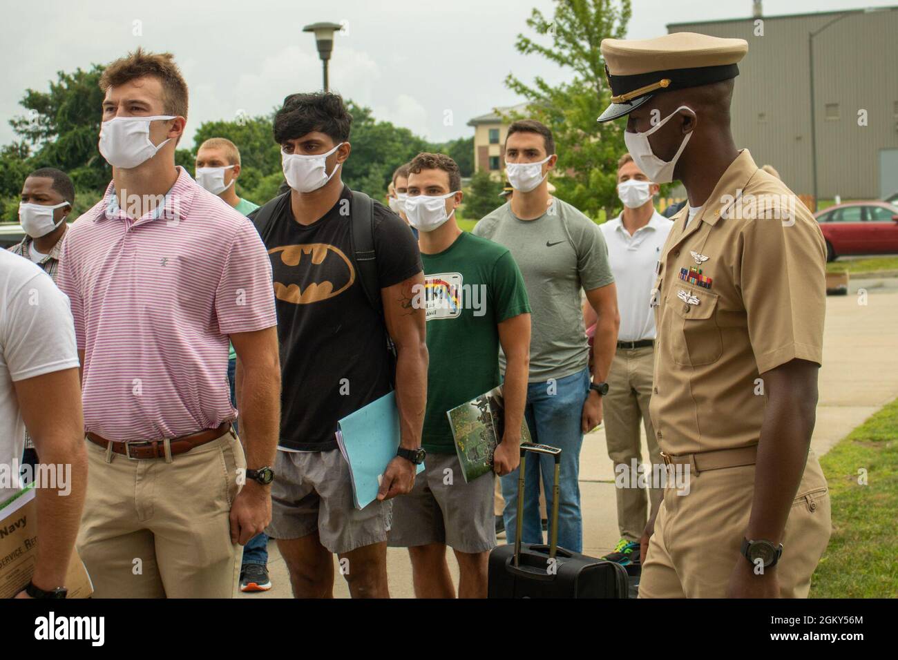 Studenti di classe 01-22 della Officer Candidate School (OCS) appena arrivati presso l'Officer Training Command Newport (OTCN), Rhode Island, line-up in formazione per l'elaborazione del check-in, luglio 25. OCS sviluppa moralmente, mentalmente e fisicamente i civili e i marinai della flotta in ufficiali appena commissionati e li impregia con i più alti ideali di onore, coraggio e impegno per preparare i laureati per il servizio nella flotta come ufficiali Navali. Foto Stock