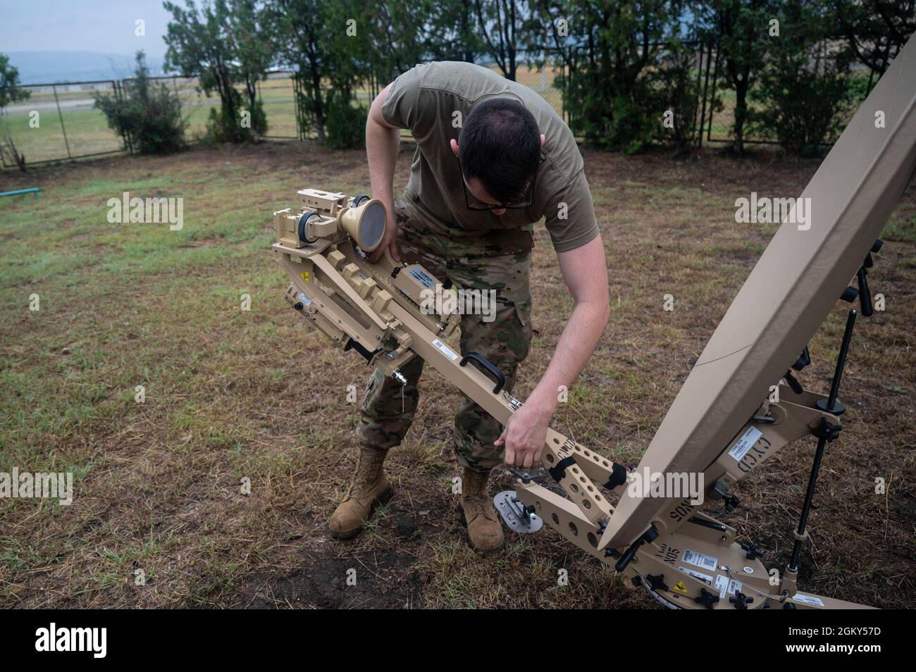 U.S. Air Force Airman First Class Isaac Peebles, 1st Combat Communications Squadron radio Frequency Transmission Systems, costruisce un satellite tattico durante l'esercizio Agile Spirit 21 a Tbilisi, Georgia, 25 luglio 2021. Il ruolo di Peebles nell'esercizio consente al centro di comando di disporre di un accesso Internet sicuro utilizzato per coordinare i voli e le operazioni di emergenza. Il primo CBCS consente direttamente comunicazioni distribuibili a teatro, asset di sistemi di spedizione e manutenzione specializzata delle comunicazioni. Foto Stock