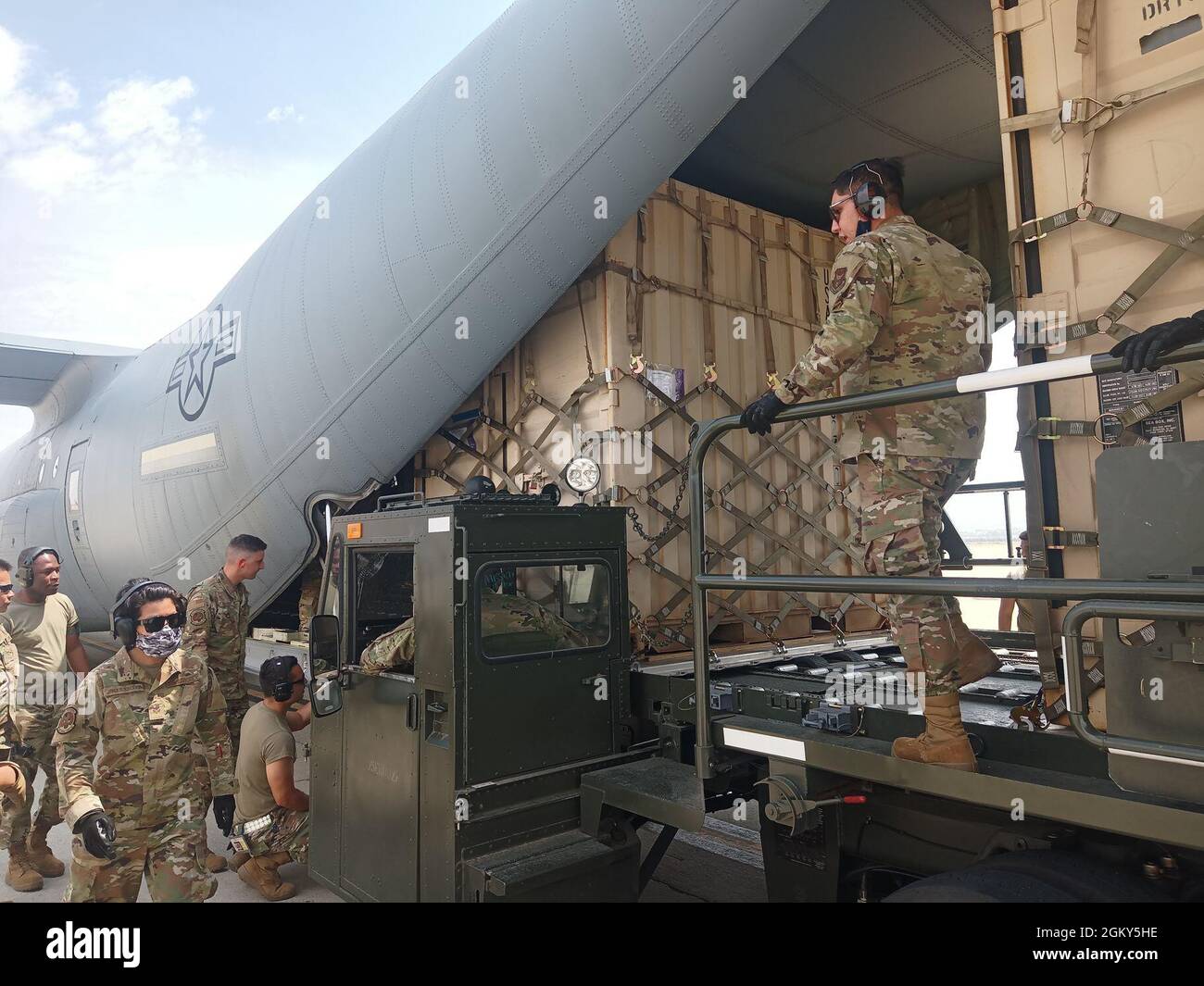 Le attrezzature della CBRN viaggiarono dalla California a New York City in preparazione alla Defense Urban Terrain NYC 21. Task Force 46, composta da 14 unità della Guardia Nazionale dell'Esercito e 2 unità della Riserva dell'Esercito, parteciperà a un esercizio di 3 giorni ospitato dalla FDNY per dare alle agenzie di risposta federali, regionali, locali e internazionali l'opportunità di allenarsi in un ambiente urbano per prepararsi al giorno peggiore dell'America. Task Force 46 continua una serie di esercizi di pianificazione ed esecuzione sempre più complessi per coordinare e provare le azioni di risposta di emergenza durante un evento di difesa della patria che coinvolge una sostanza chimica, Foto Stock