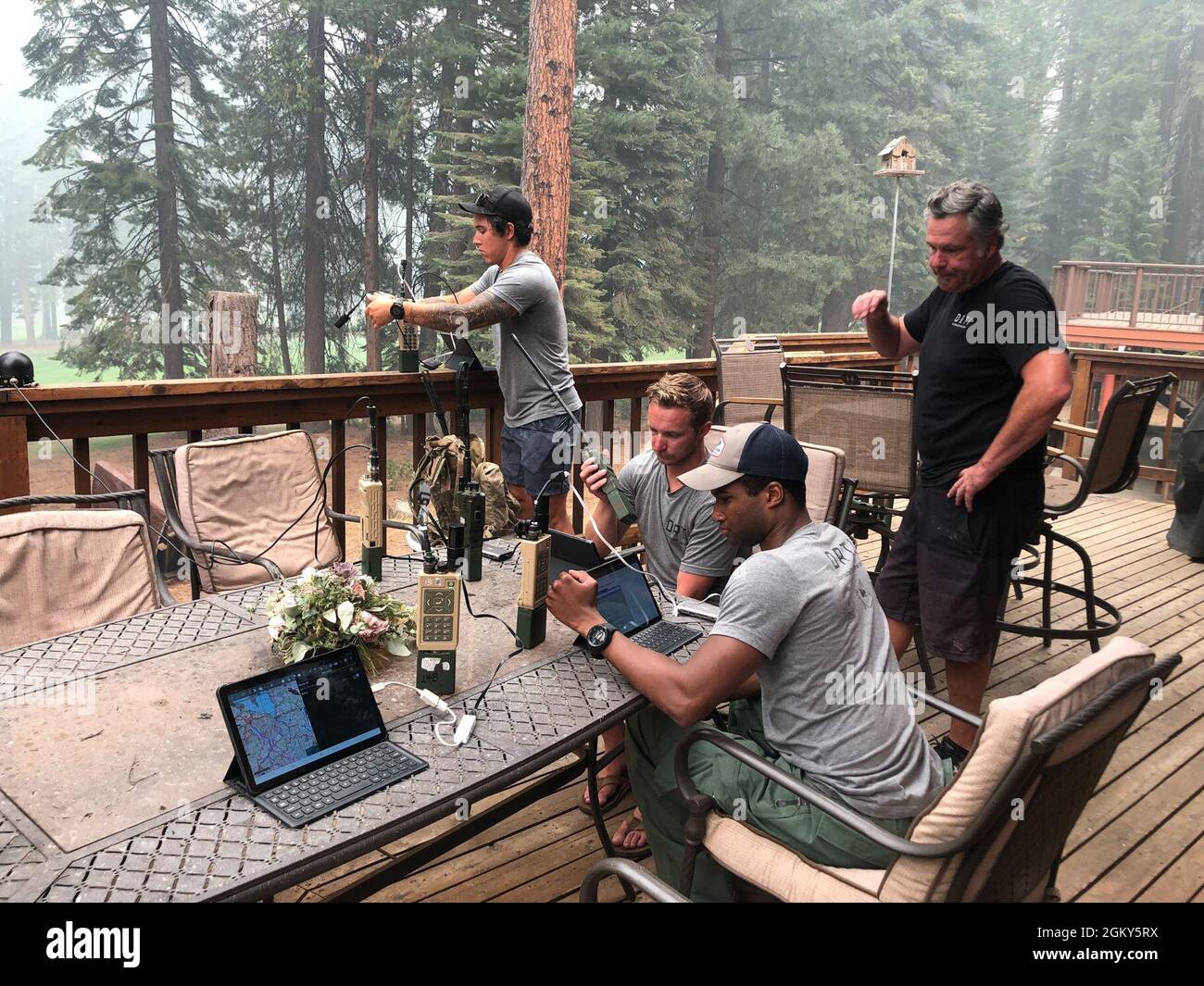 I membri della Guardia Nazionale aerea della Pennsylvania stanno servendo come esperti di immagini, fornendo video in diretta in streaming aereo ai boss del fuoco che lavorano in prima linea dei devastanti incendi. Qui raccolgono informazioni sul perimetro del fuoco dal RC26 sul FUOCO DIXIE a Chester, California, luglio 25. Sono mostrati: Senior Airman Julius Reed, Pennsylvania Air National Guard (davanti seduto); staff Sgt. William Gray, Pennsylvania Air National Guard (dietro i sedili), Senior Airman Jesse Mauricio Oklahoma Air National Guard (in piedi da ringhiera) e MR. Joel Kerley (in piedi a destra), National Interagency Fire Center. Foto Stock