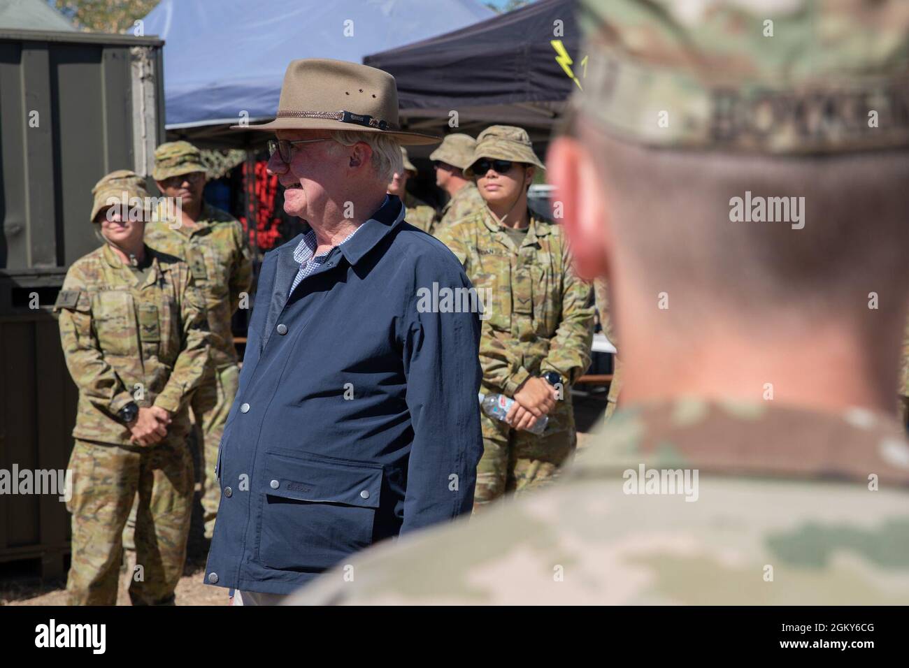 Sua Eccellenza l'onorevole Paul de Jersey Companion dell'Ordine dell'Australia, Comandante dell'Ordine reale Vittoriano, Governatore del Queensland, è accolto dall'esercito australiano e dai soldati dell'esercito degli Stati Uniti durante l'esercizio Talisman Saber 21 a Lavarack Barracks a Townsville, Queensland, Australia, 26 luglio 2021. Il ruolo del Governatore comprende un'ampia gamma di importanti doveri e responsabilità, tra cui quello costituzionale e quello giuridico, come la nomina dei ministri della Corona e la convocazione e la dissoluzione del Parlamento. TS21 è un'esercitazione militare bilaterale su larga scala condotta biennemente in tutto il Nord Foto Stock