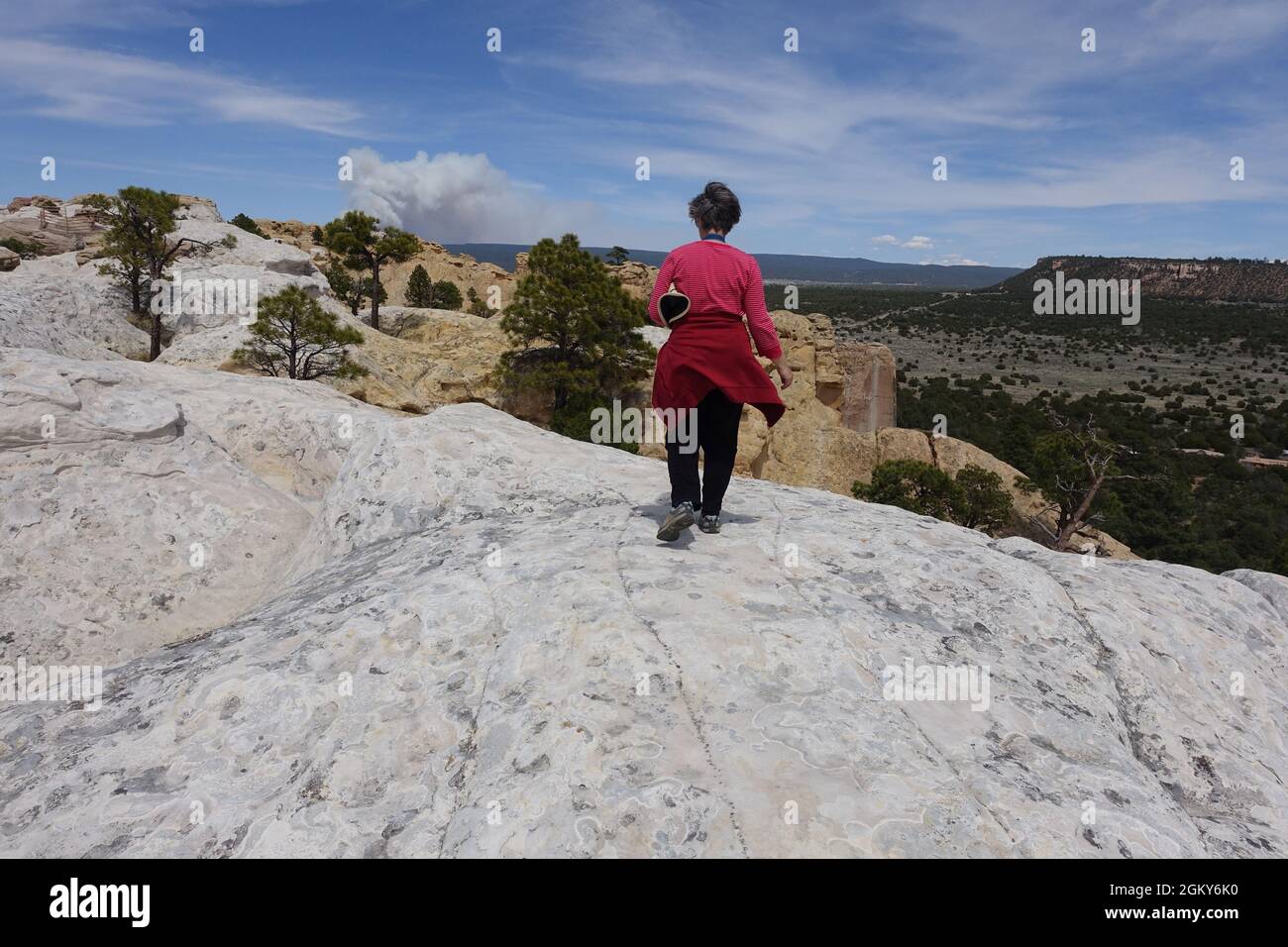 Graffiti da pionieri che si dirigono verso ovest scolpiti nella base di arenaria di EL Morro, sopra la piana playas e viste aperte offrono una splendida vista Foto Stock