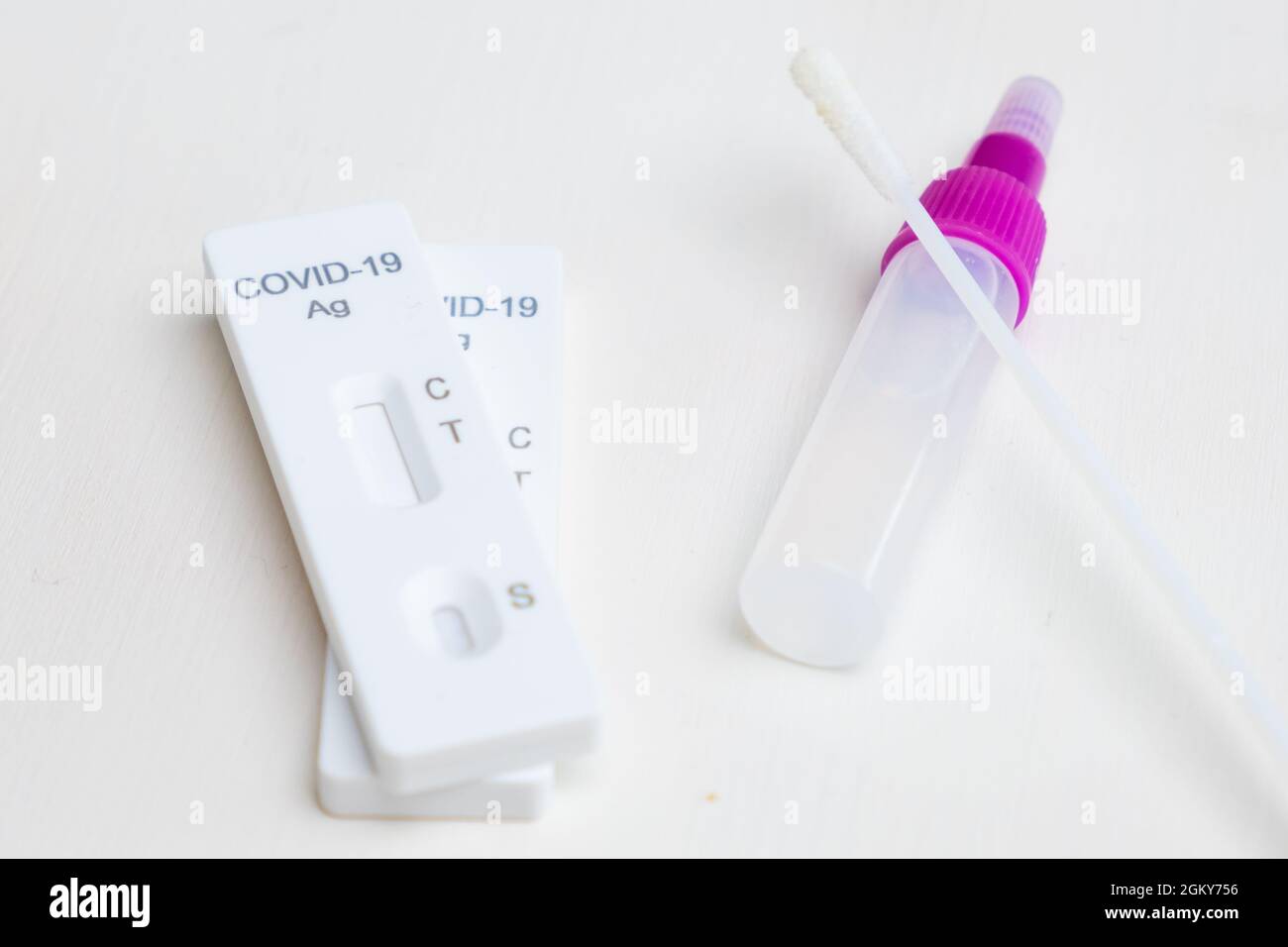 Kit Rapid Antigen Test Covid-19 o SARS-Cov-2 con reagente e tampone nasale su sfondo bianco Foto Stock