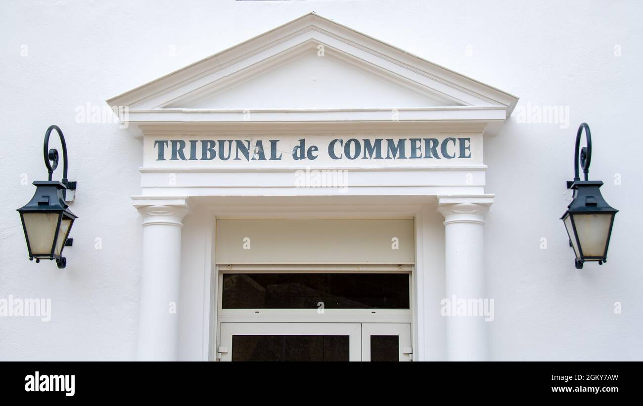 Vista esterna di una corte di giustizia francese con un segno che recita 'Tribunal de commerce' (che significa corte commerciale) scritto in francese, Vannes, Francia Foto Stock