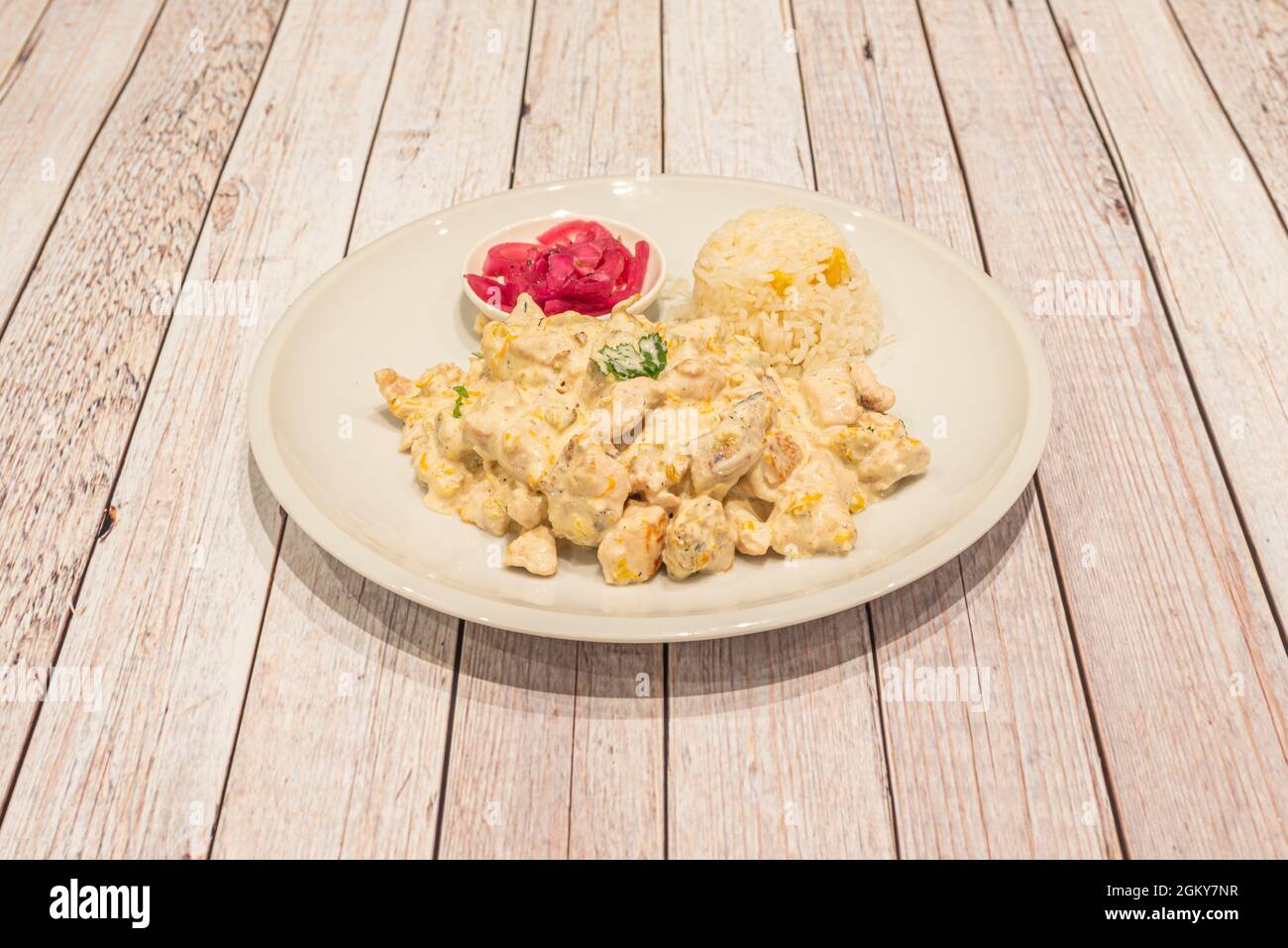 Stufato di pollo messicano con fiore di zucca, cipolla viola e riso bianco Foto Stock